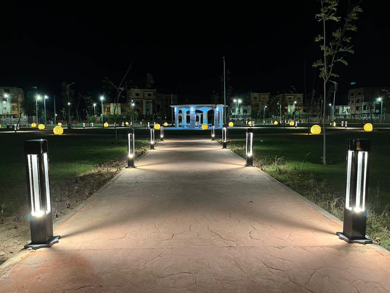 الجزار يتابع سير العمل بالمشروعات السكنية والتنموية بقنا الجديدة