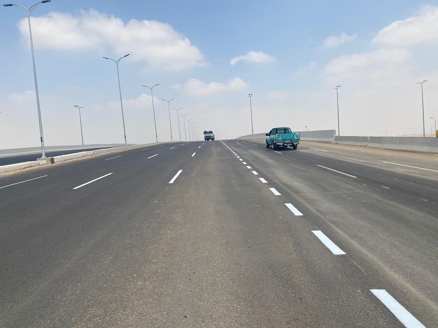 الجزار يتابع مشروعات الطرق والمحاور بمدينة القاهرة الجديدة