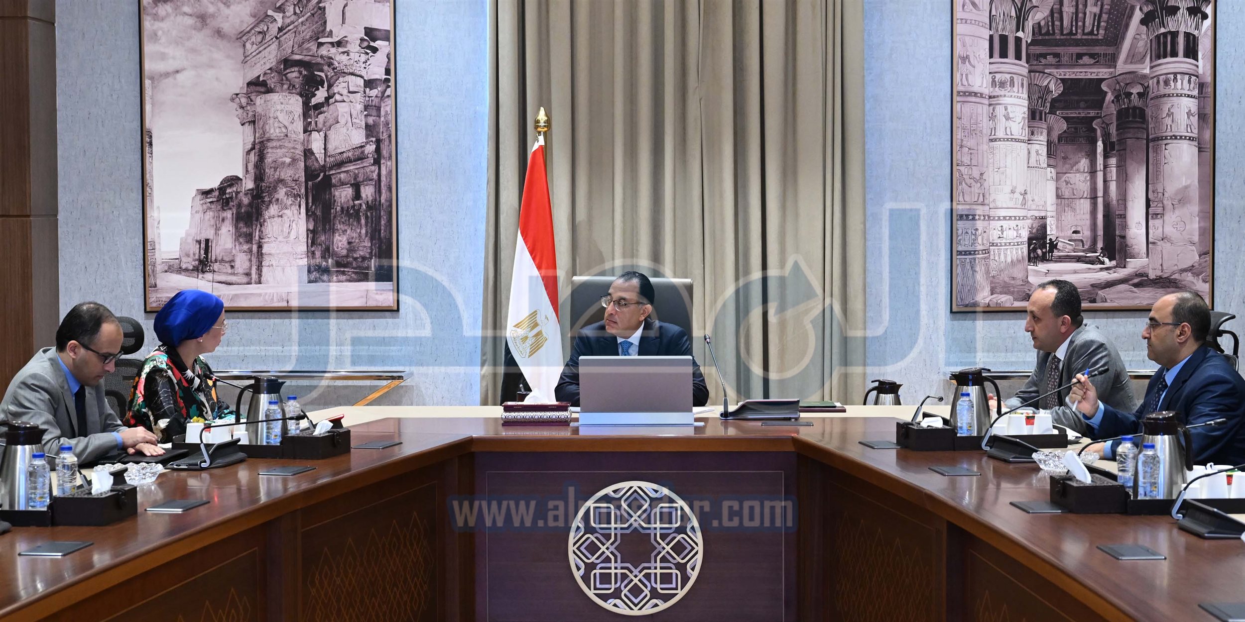 رئيس الوزراء في اجتماع مع وزيرة البيئة