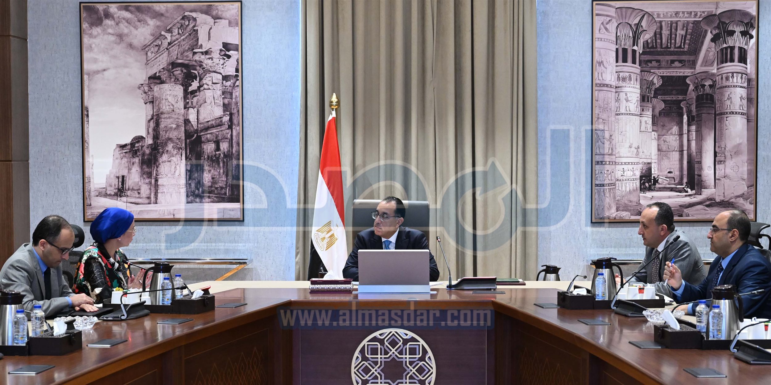 رئيس الوزراء في اجتماع مع وزيرة البيئة