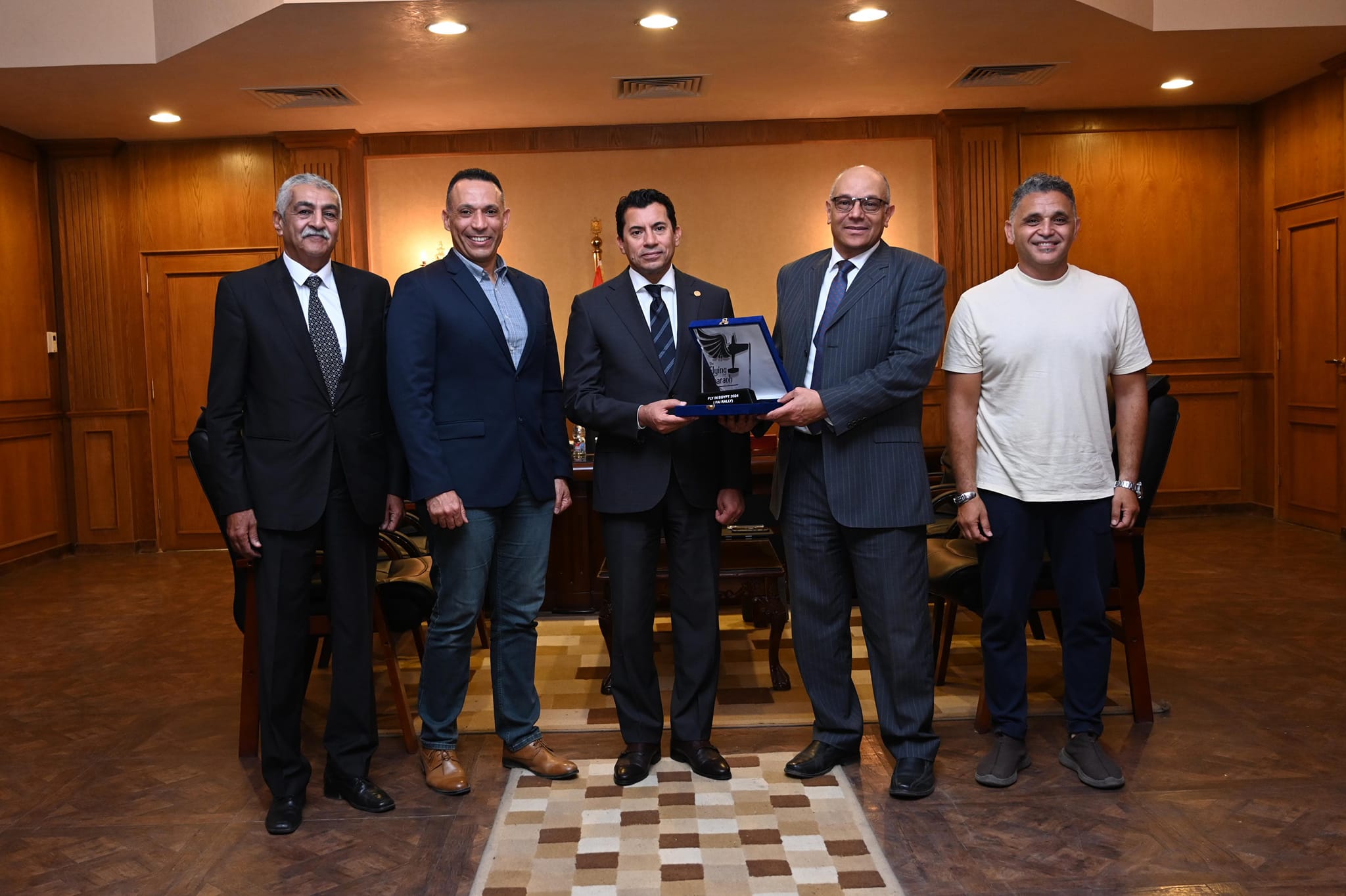 وزير الرياضة يلتقي مجموعة عمل رالي مصر للطائرات