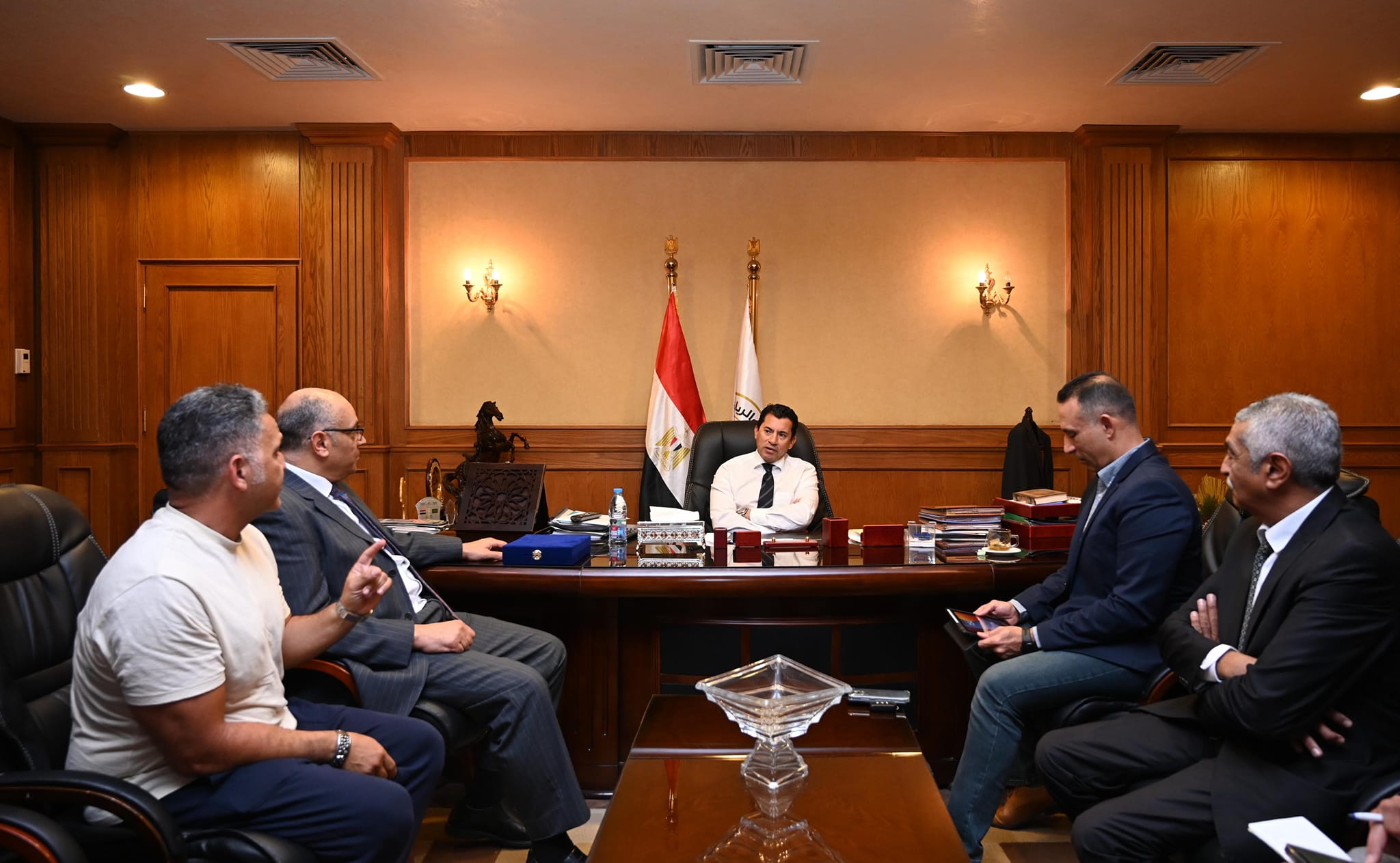 وزير الرياضة يلتقي مجموعة عمل رالي مصر للطائرات
