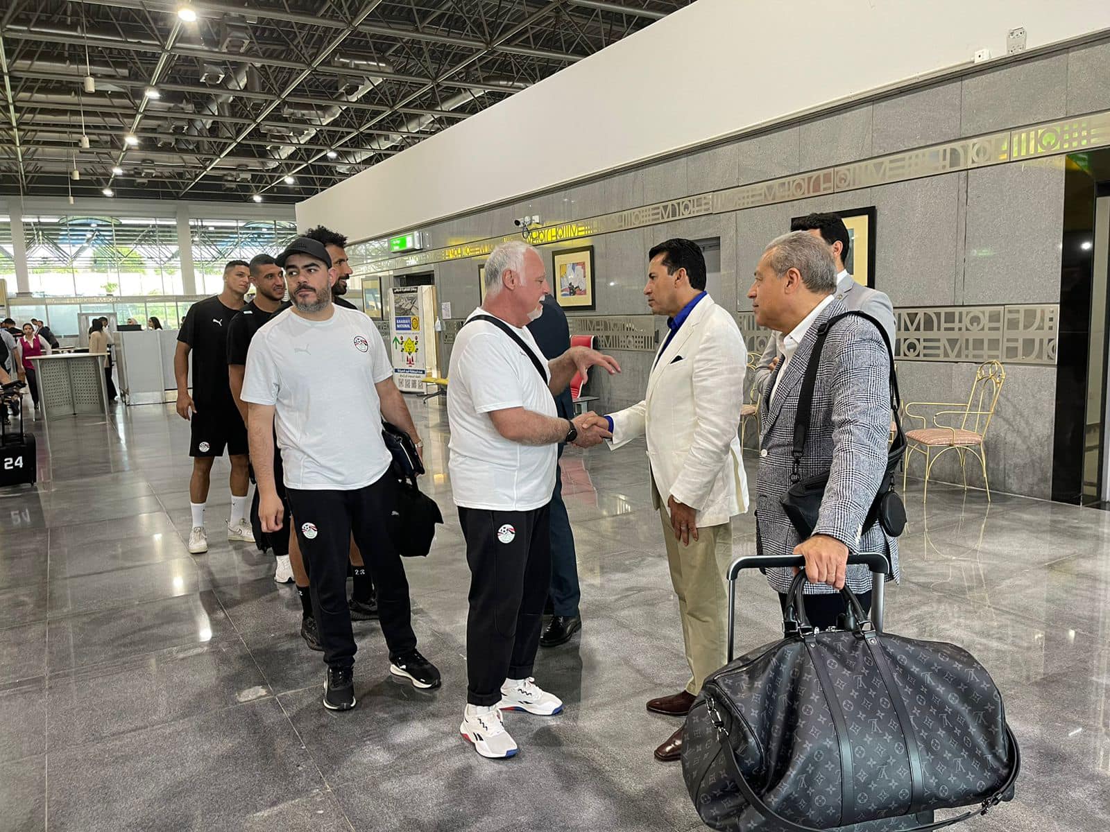 وزير الشباب والرياضة يودع بعثة المنتخب الوطني