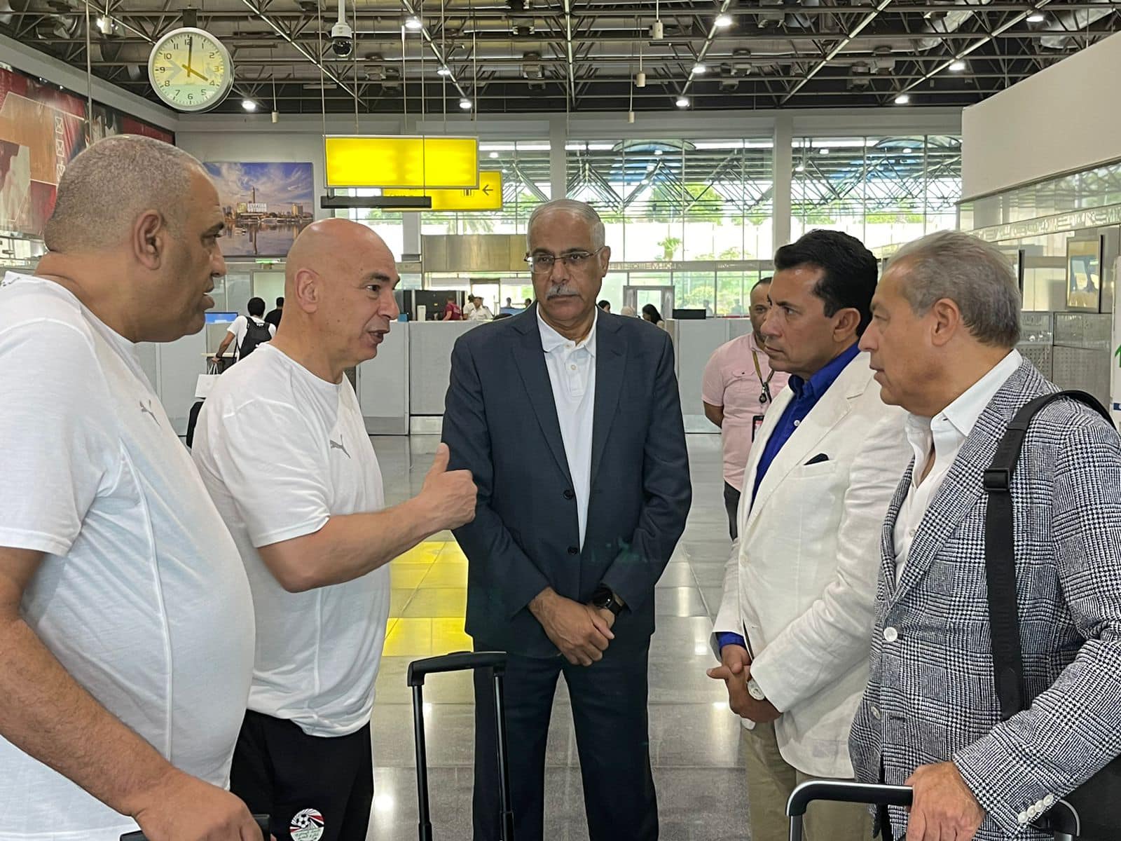 وزير الشباب والرياضة يودع بعثة المنتخب الوطني