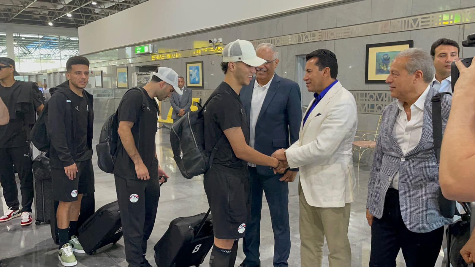 وزير الشباب والرياضة يودع بعثة المنتخب الوطني