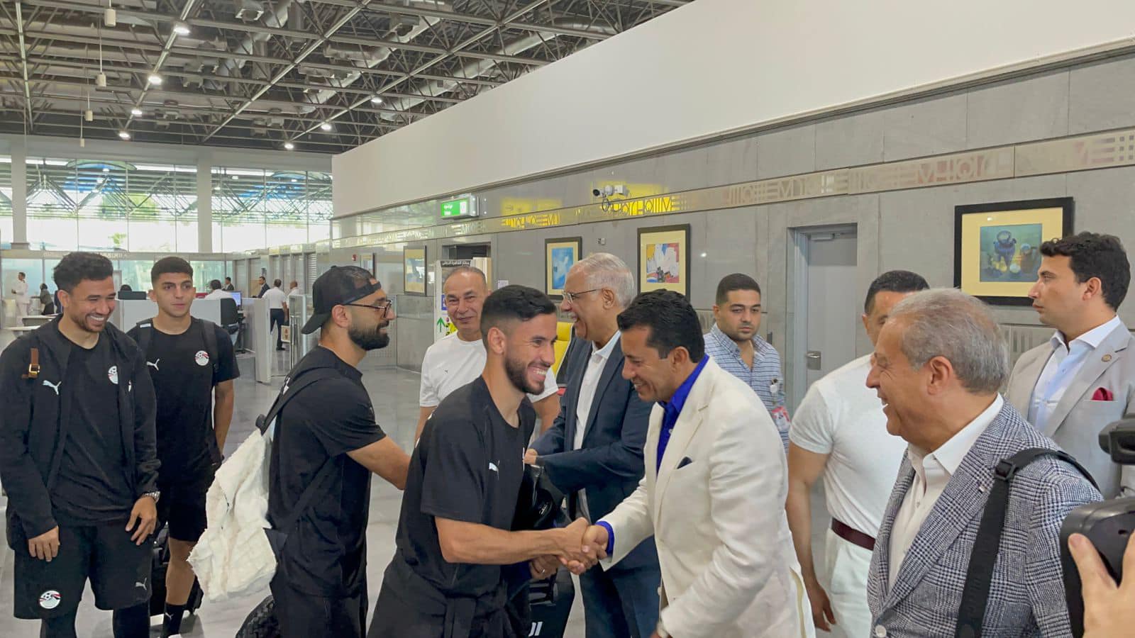 وزير الشباب والرياضة يودع بعثة المنتخب الوطني