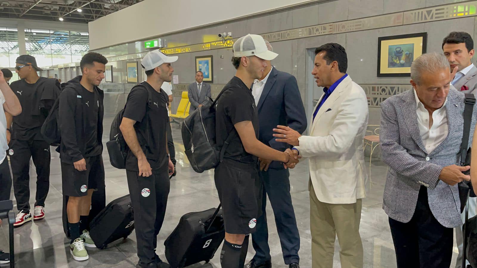 وزير الشباب والرياضة يودع بعثة المنتخب الوطني