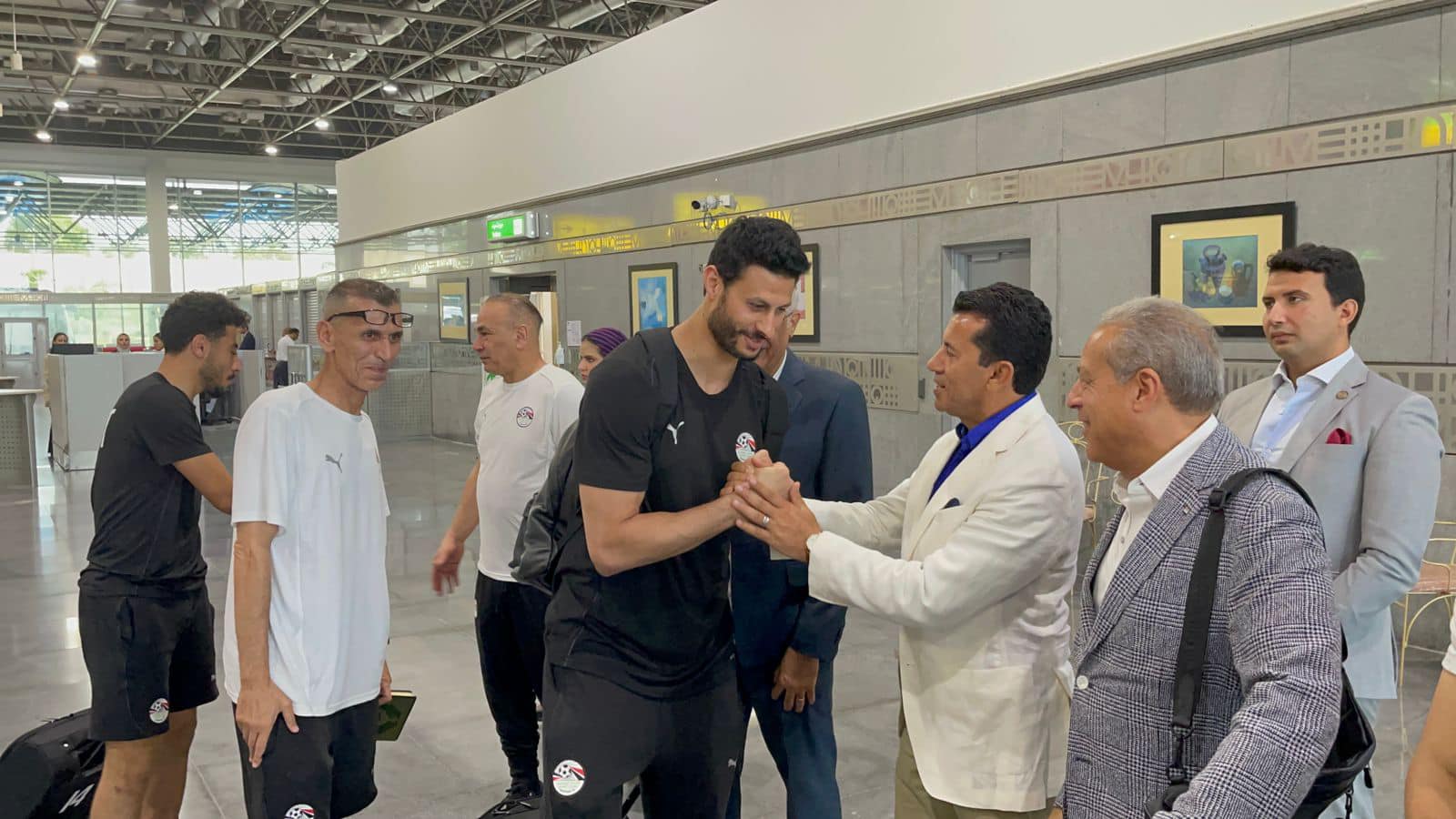 وزير الشباب والرياضة يودع بعثة المنتخب الوطني