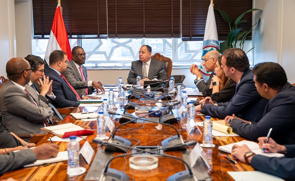 وزير المالية مع مدير عام المركز الأفريقى لمكافحة الأمراض
