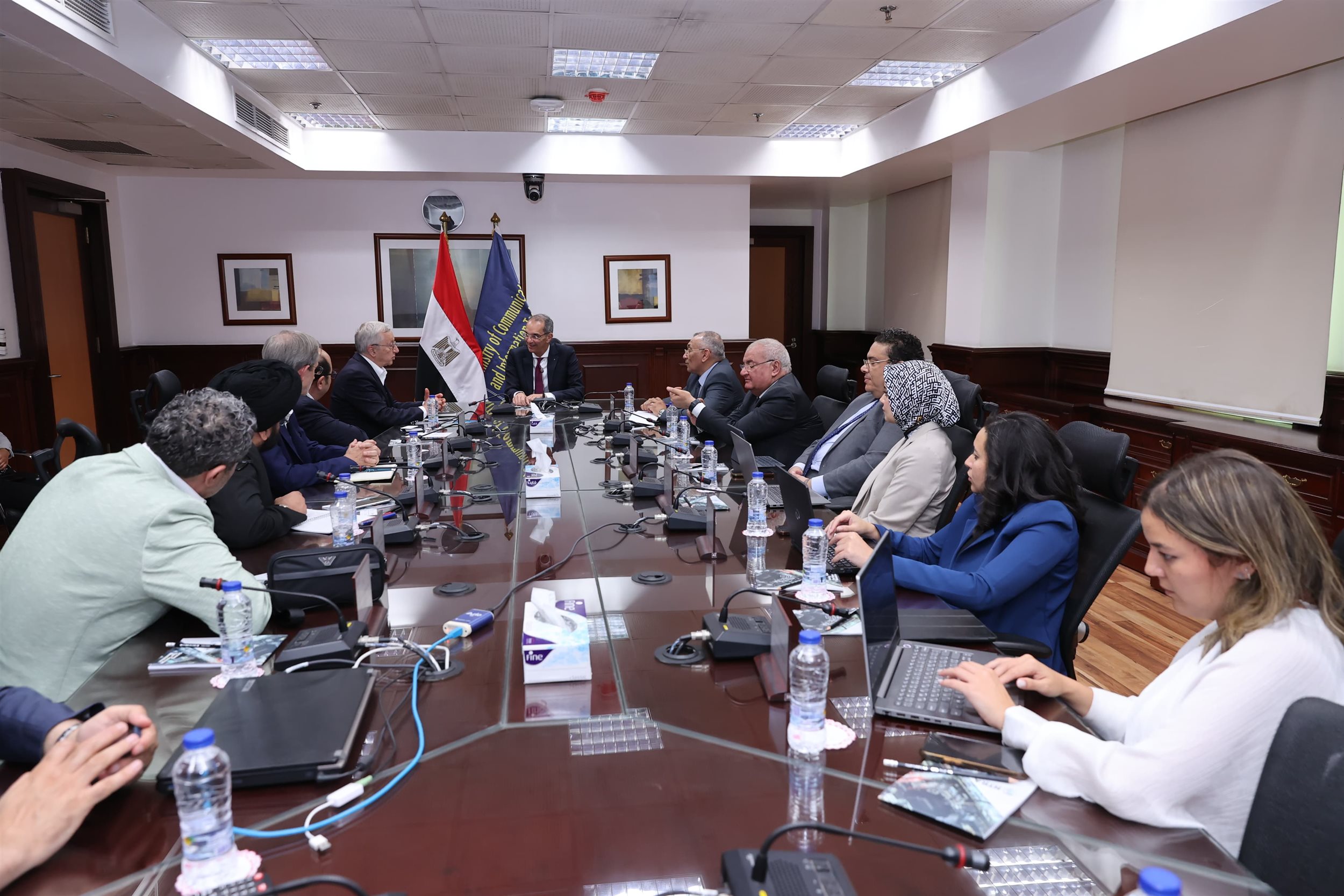 وزير الاتصالات يلتقي مسؤولى شركة نوكيا العالمية