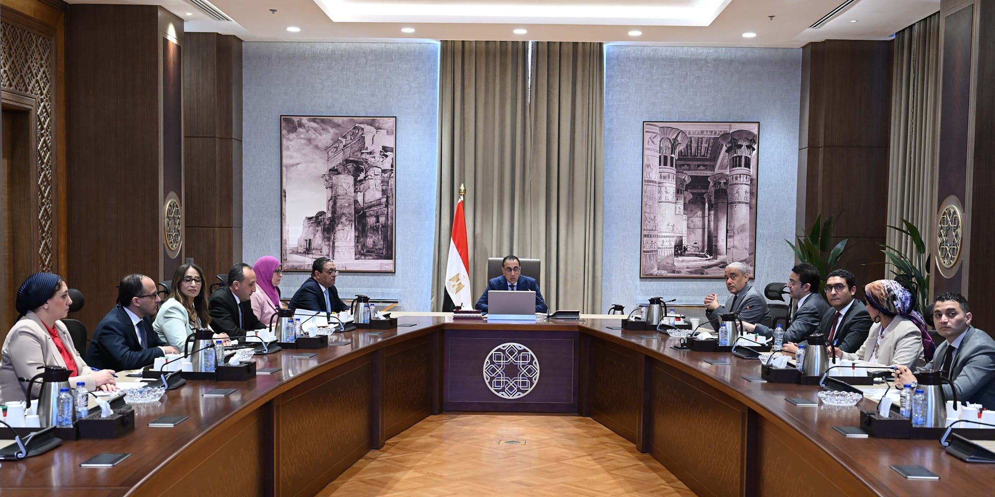 رئيس الوزراء يلتقي مسئولي مجموعة العربي
