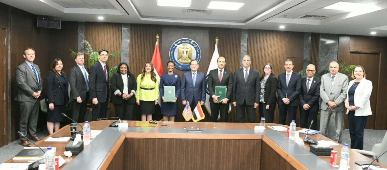 توقيع اتفاق بين شركة الإسكندرية للبترول والوكالة الأمريكية