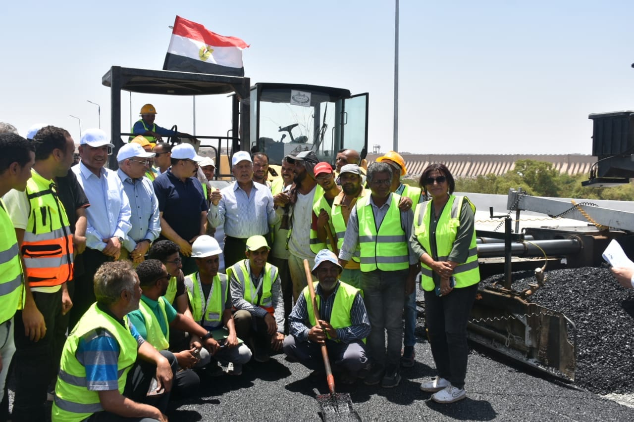 وزير النقل يتابع جاهزية محور بديل خزان أسوان