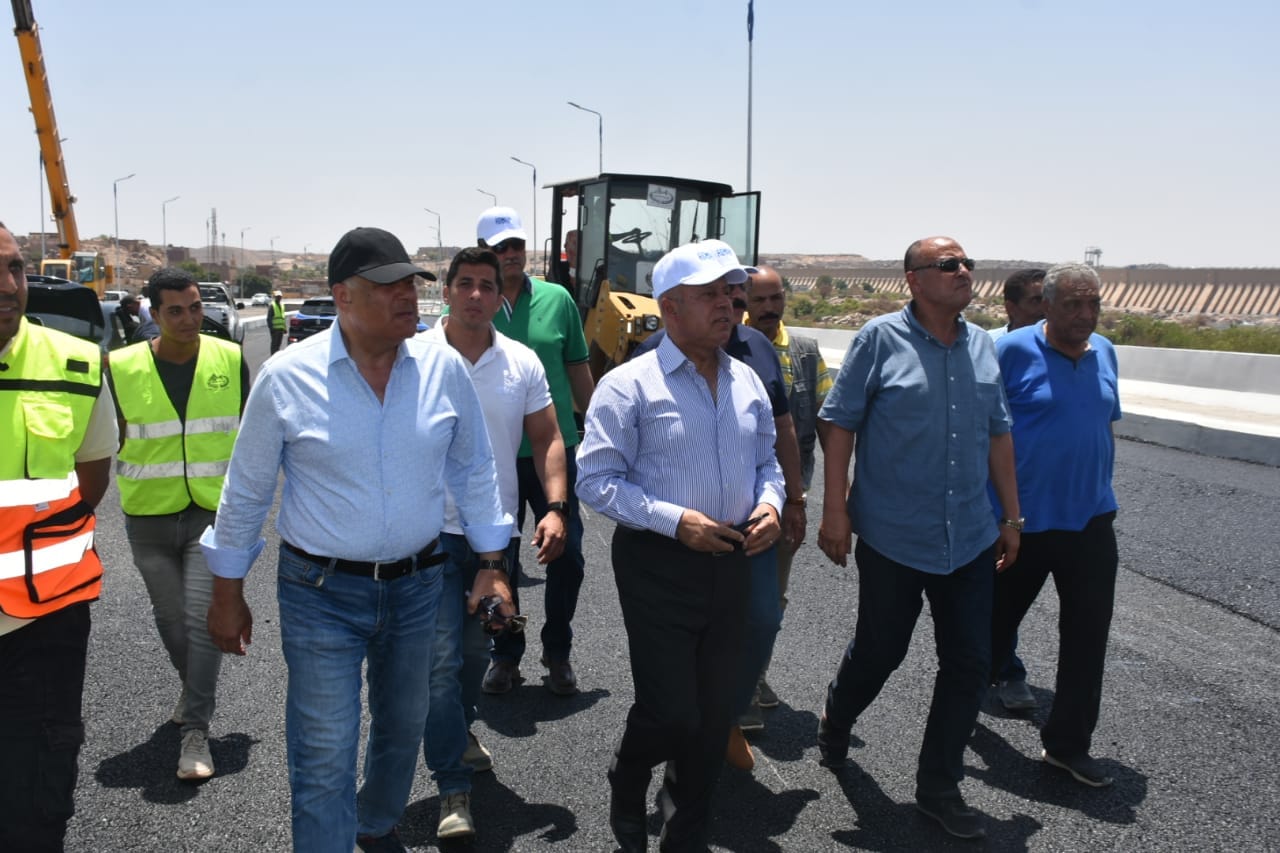 وزير النقل يتابع جاهزية محور بديل خزان أسوان