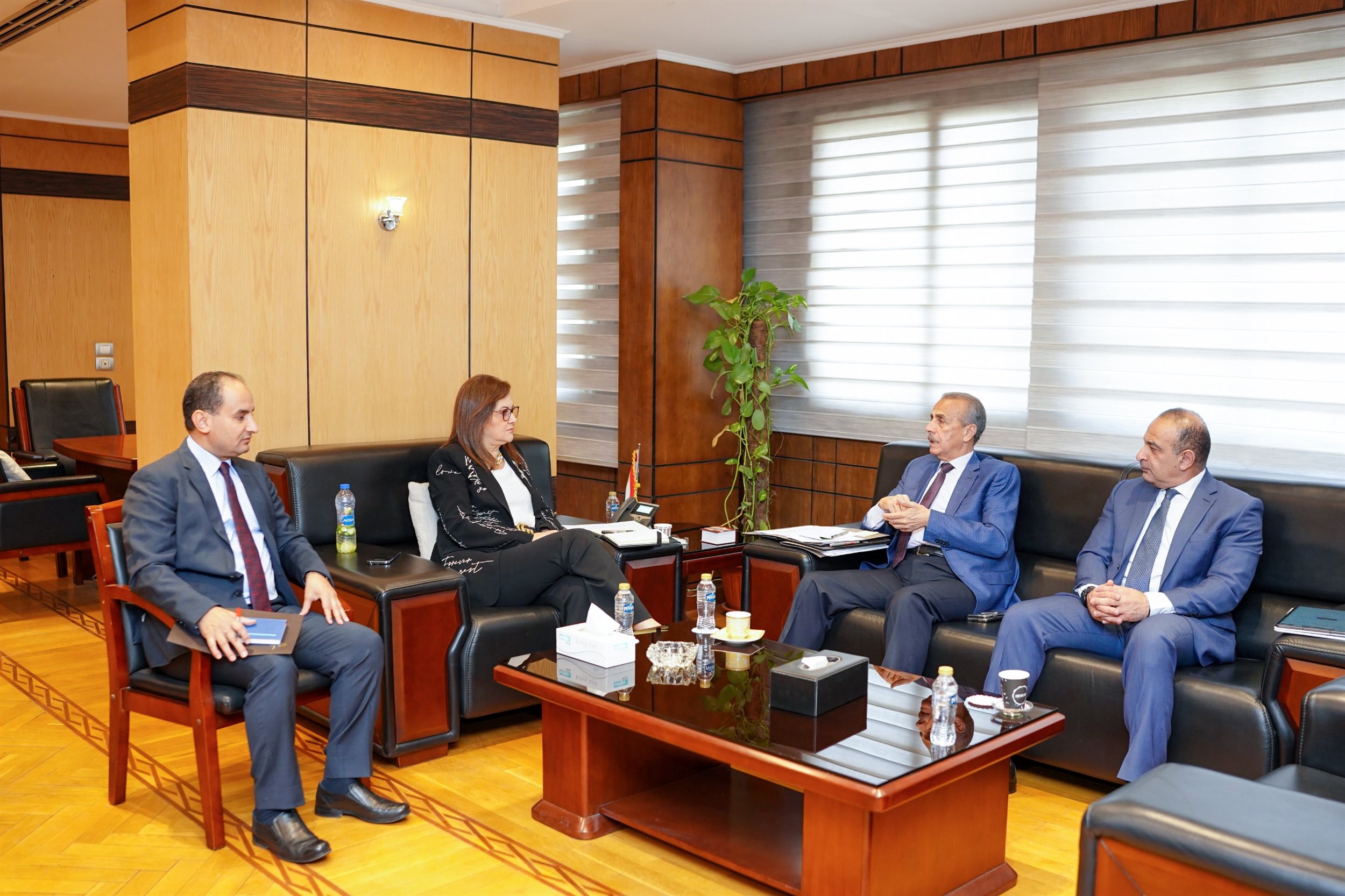وزيرة التخطيط مع رئيس الجهاز المركزي للتعبئة العامة والإحصاء