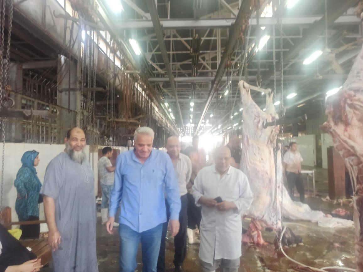 رئيس الخدمات البيطرية يتابع ذبح الاضاحي بالمجازر