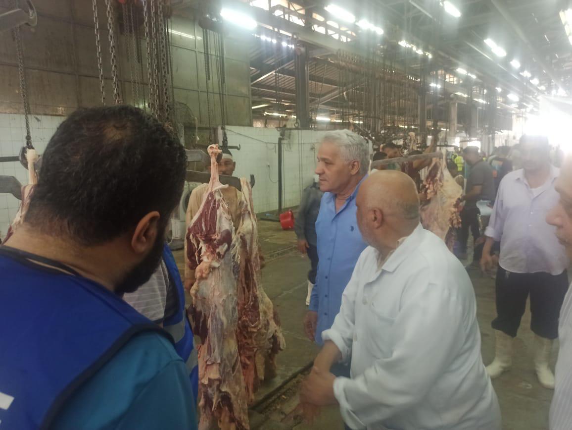 رئيس الخدمات البيطرية يتابع ذبح الاضاحي بالمجازر