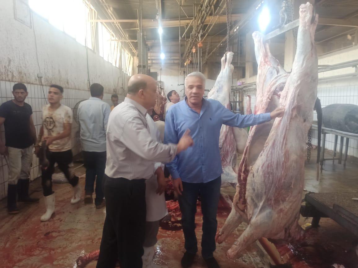 رئيس الخدمات البيطرية يتابع ذبح الاضاحي بالمجازر