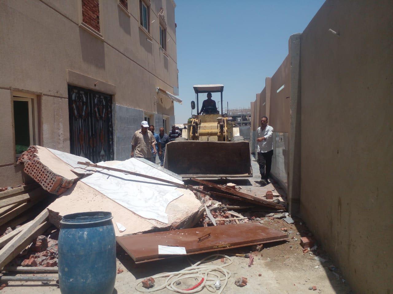 إيقاف وإزالة عدة مخالفات بناء وإشغالات
