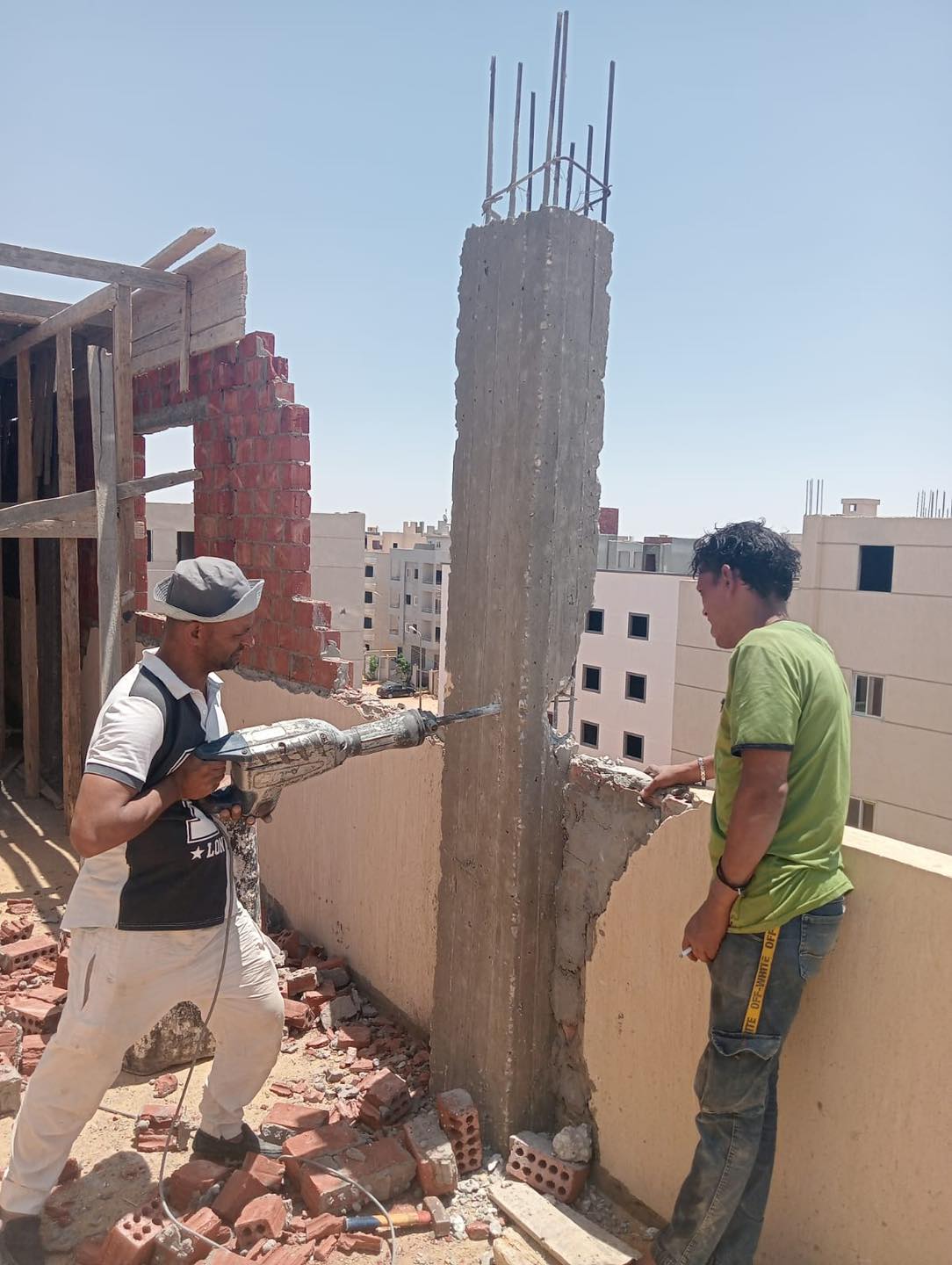 إيقاف وإزالة عدة مخالفات بناء وإشغالات