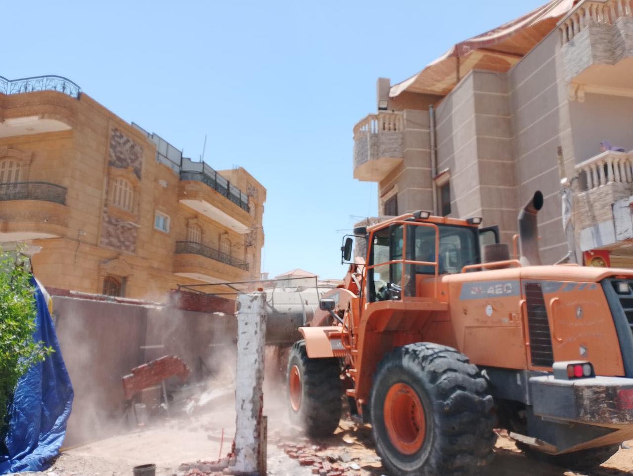 إيقاف وإزالة عدة مخالفات بناء وإشغالات