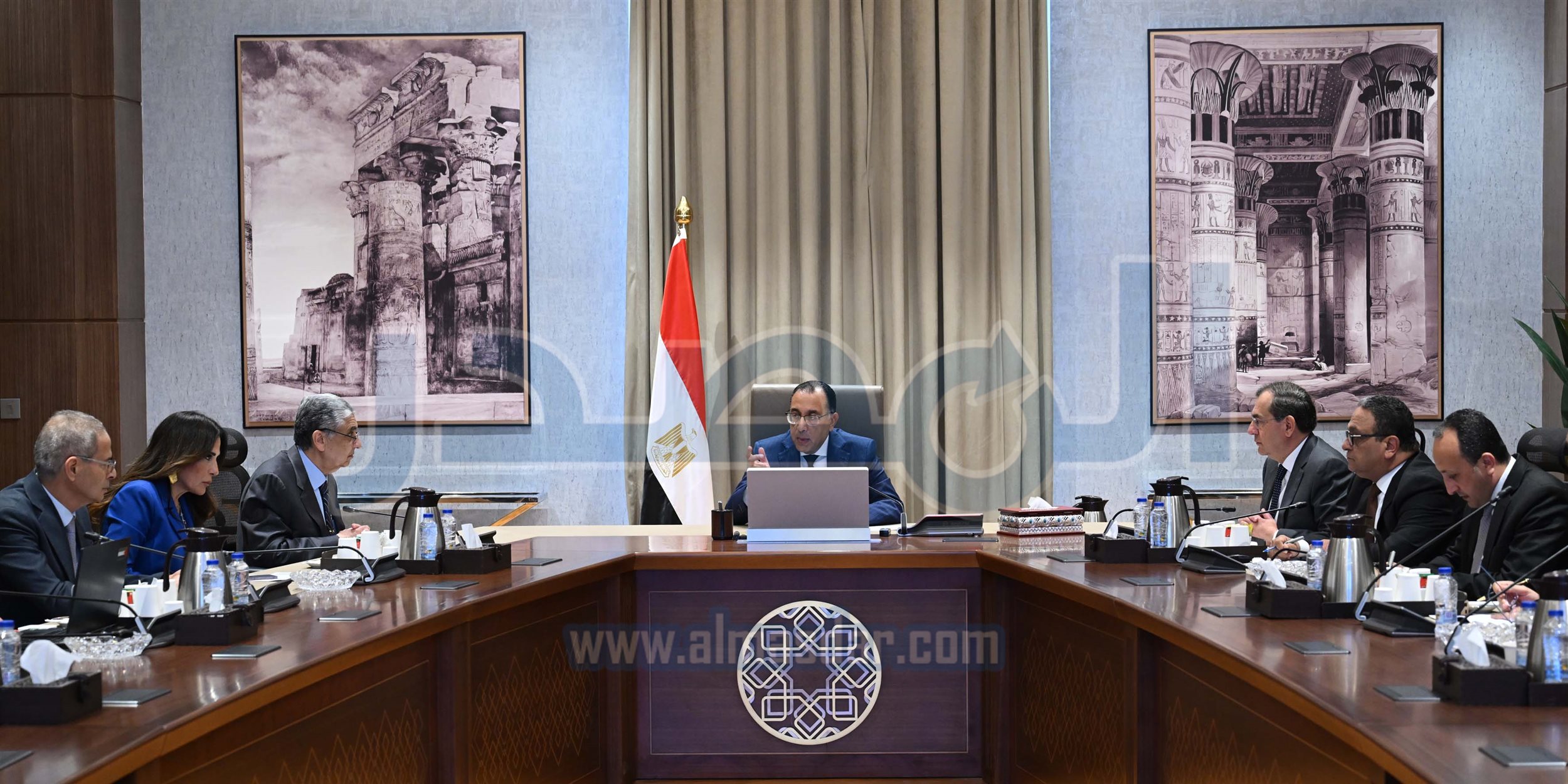 مدبولي يناقش مع الوزراء المعنيين حلول مشكلة انقطاع الكهرباء