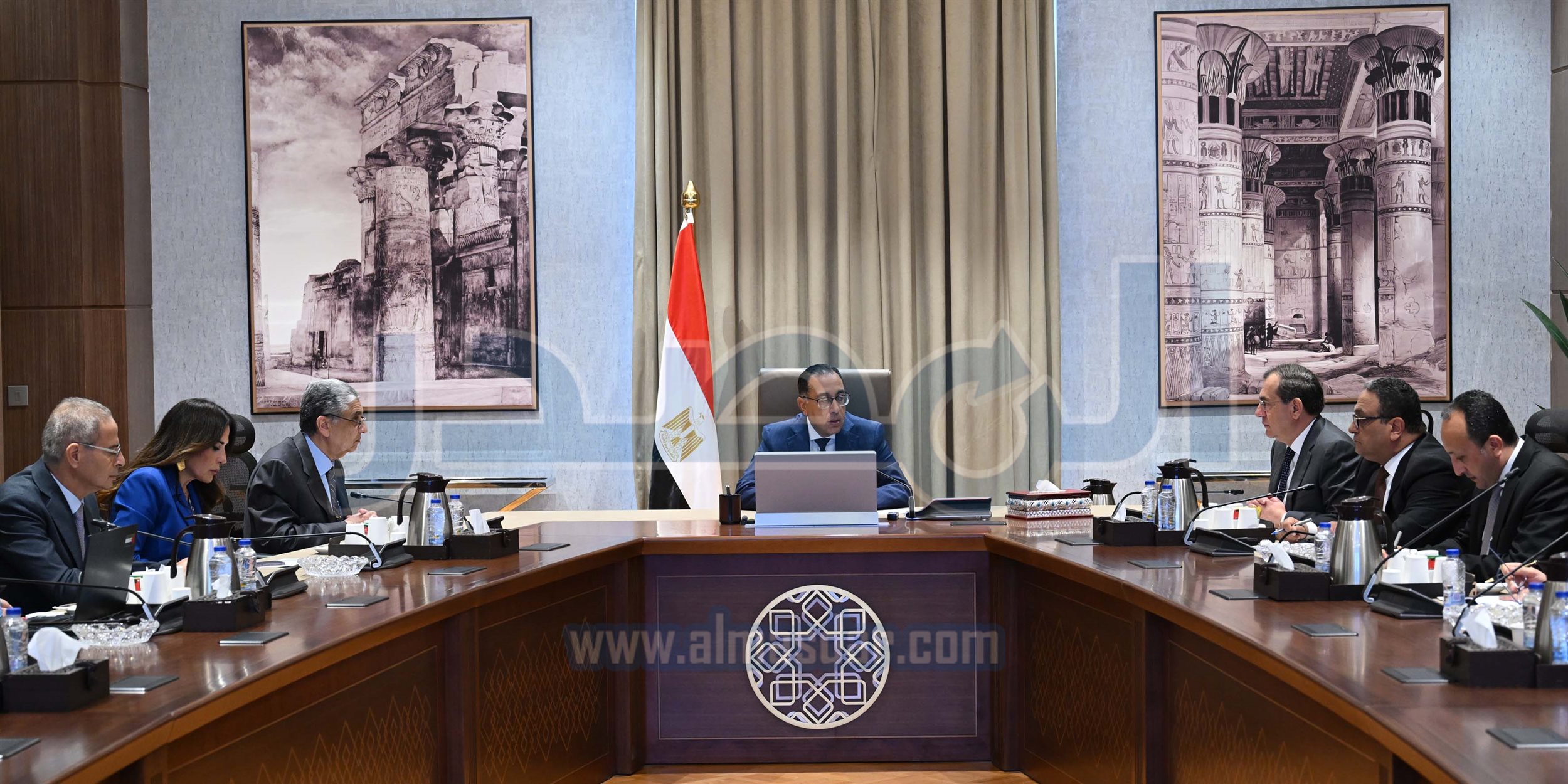 مدبولي يناقش مع الوزراء المعنيين حلول مشكلة انقطاع الكهرباء
