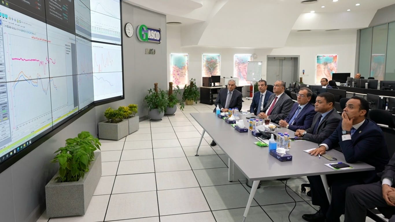 الملا يعقد اجتماع فى مركز التحكم القومى للغاز بشركة جاسكو