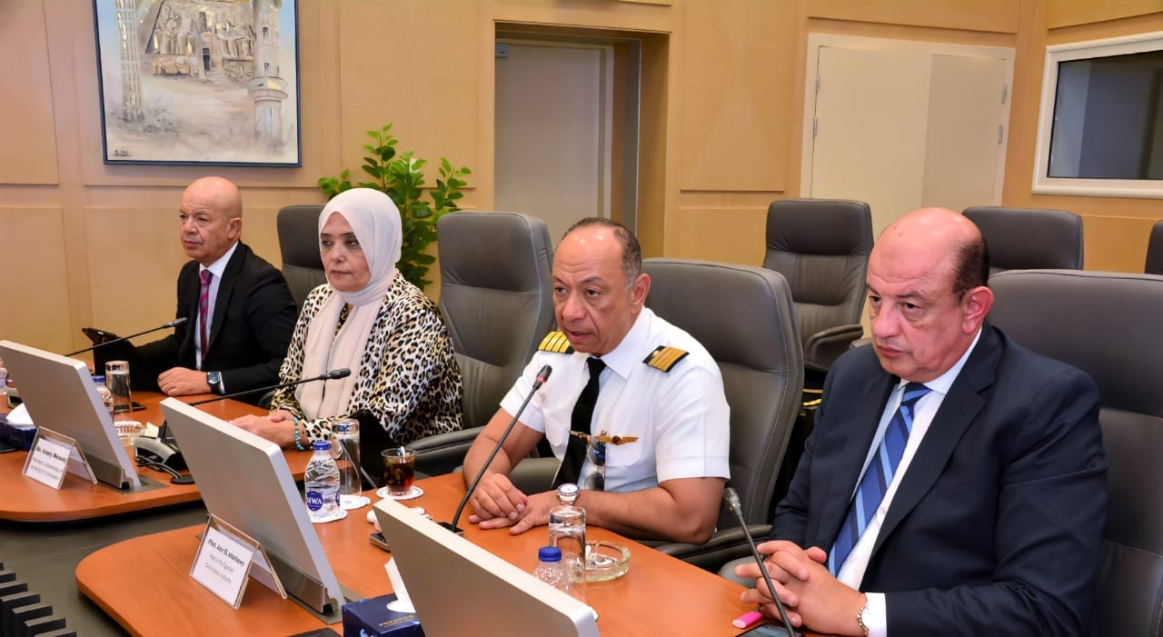 وزير الطيران المدنى يلتقي نائب السفير البريطانى