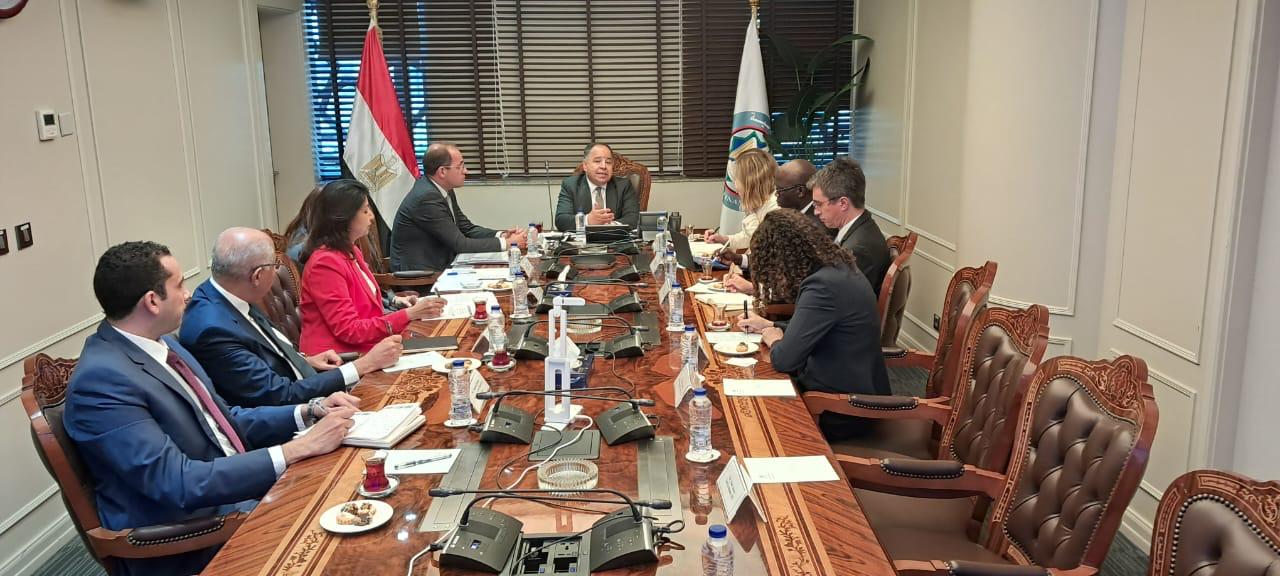 وزير المالية يلتقي المدير العام للعمليات بالبنك الدولى