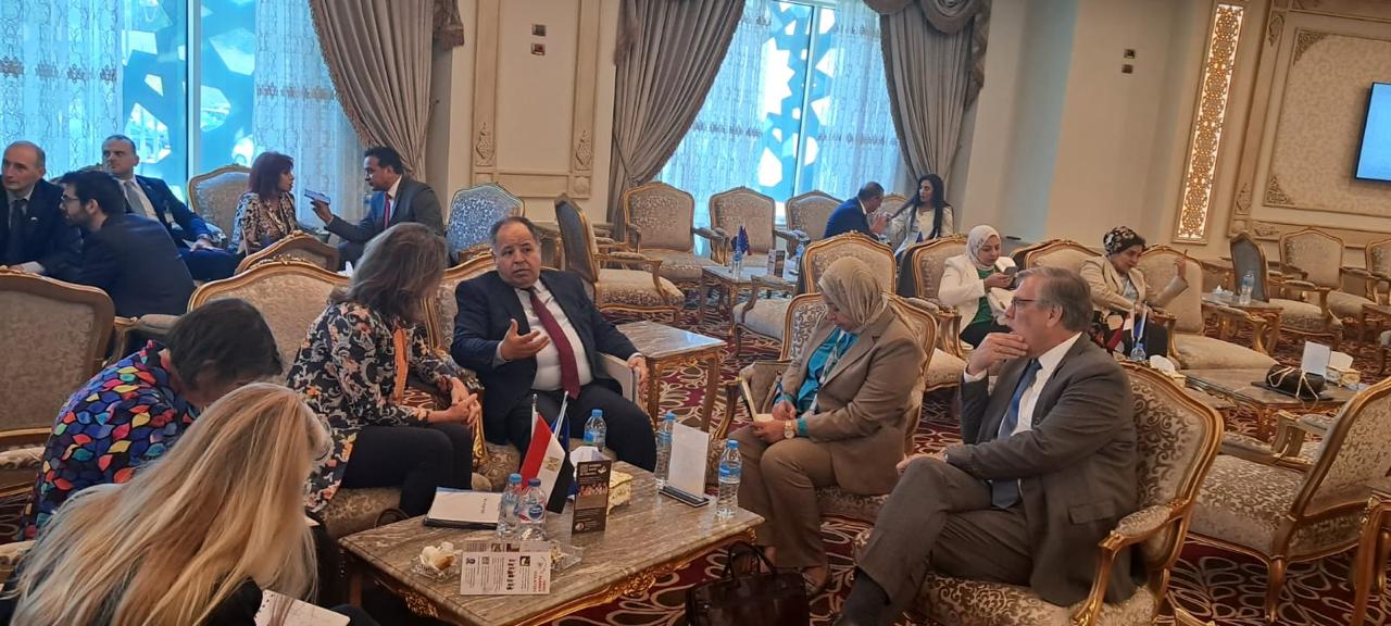 وزير المالية مع وكيل نائب وزير التجارة الخارجية الهولندية