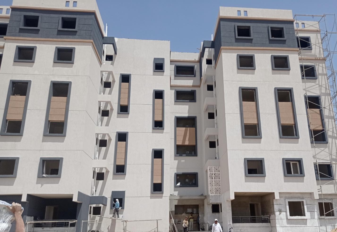 مسئولو الاسكان يتابعون وحدات مبادرة سكن لكل المصريين بمدينة العاشر من رمضان