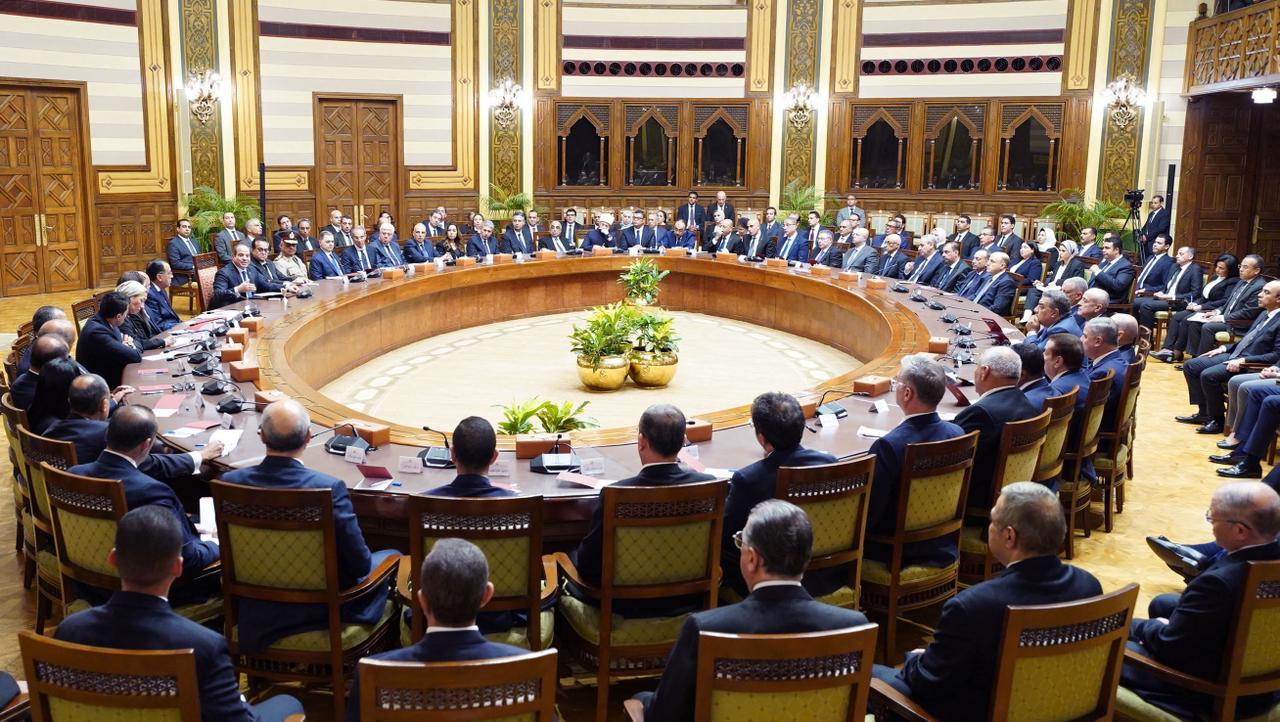 السيسي يجتمع مع أعضاء الحكومة الجديدة