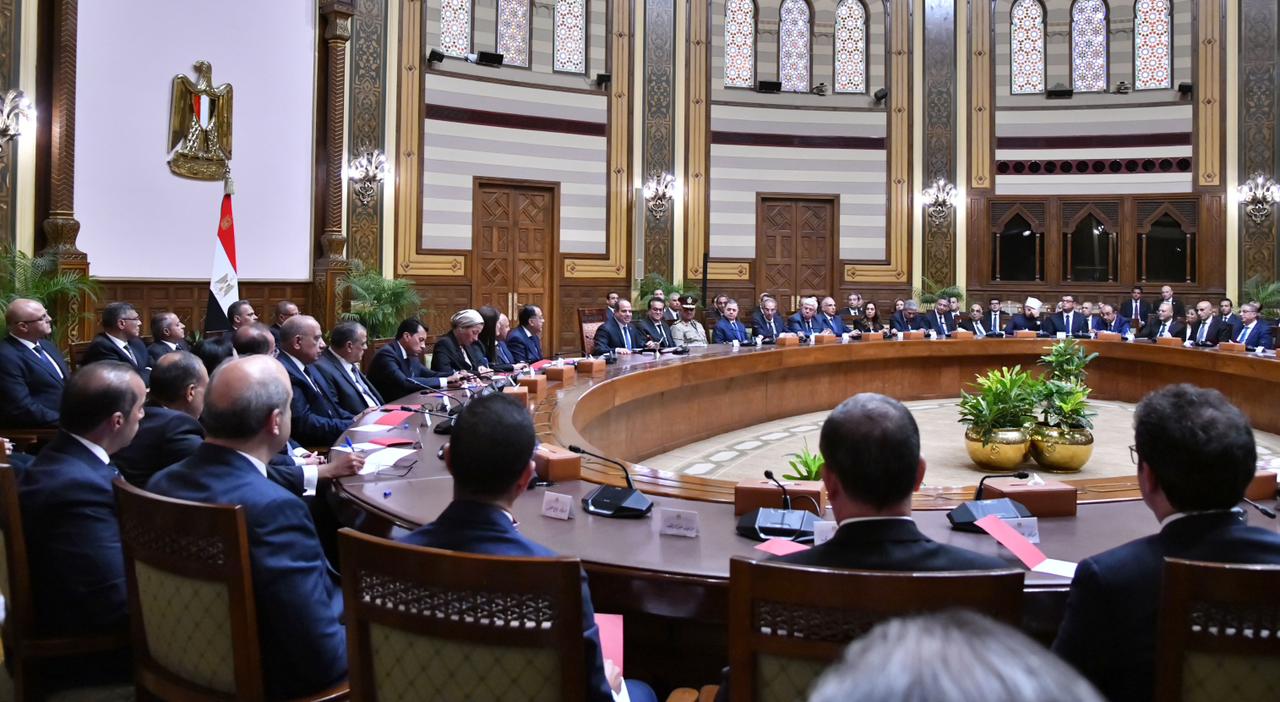 السيسي يجتمع مع أعضاء الحكومة الجديدة