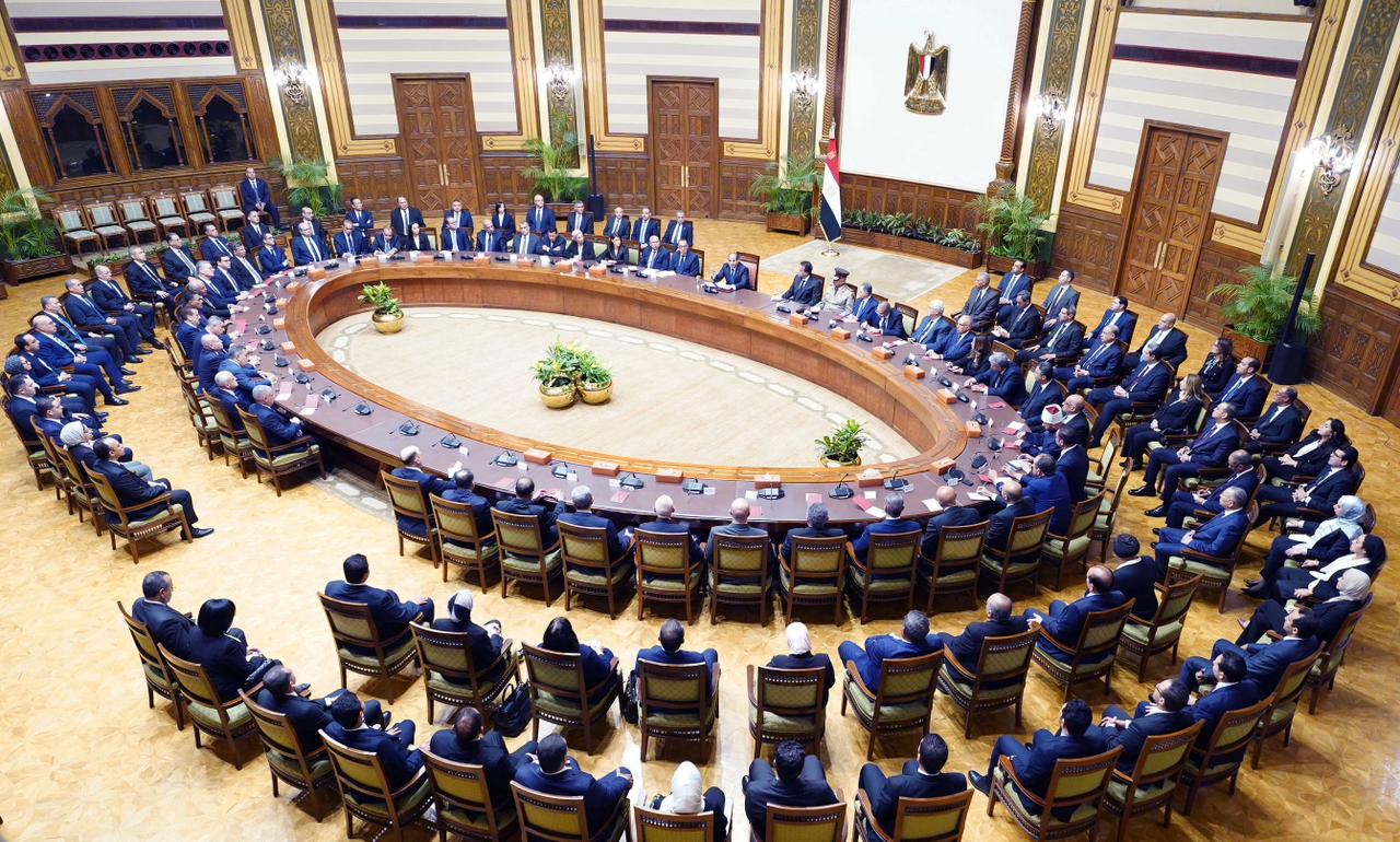 السيسي يجتمع مع أعضاء الحكومة الجديدة
