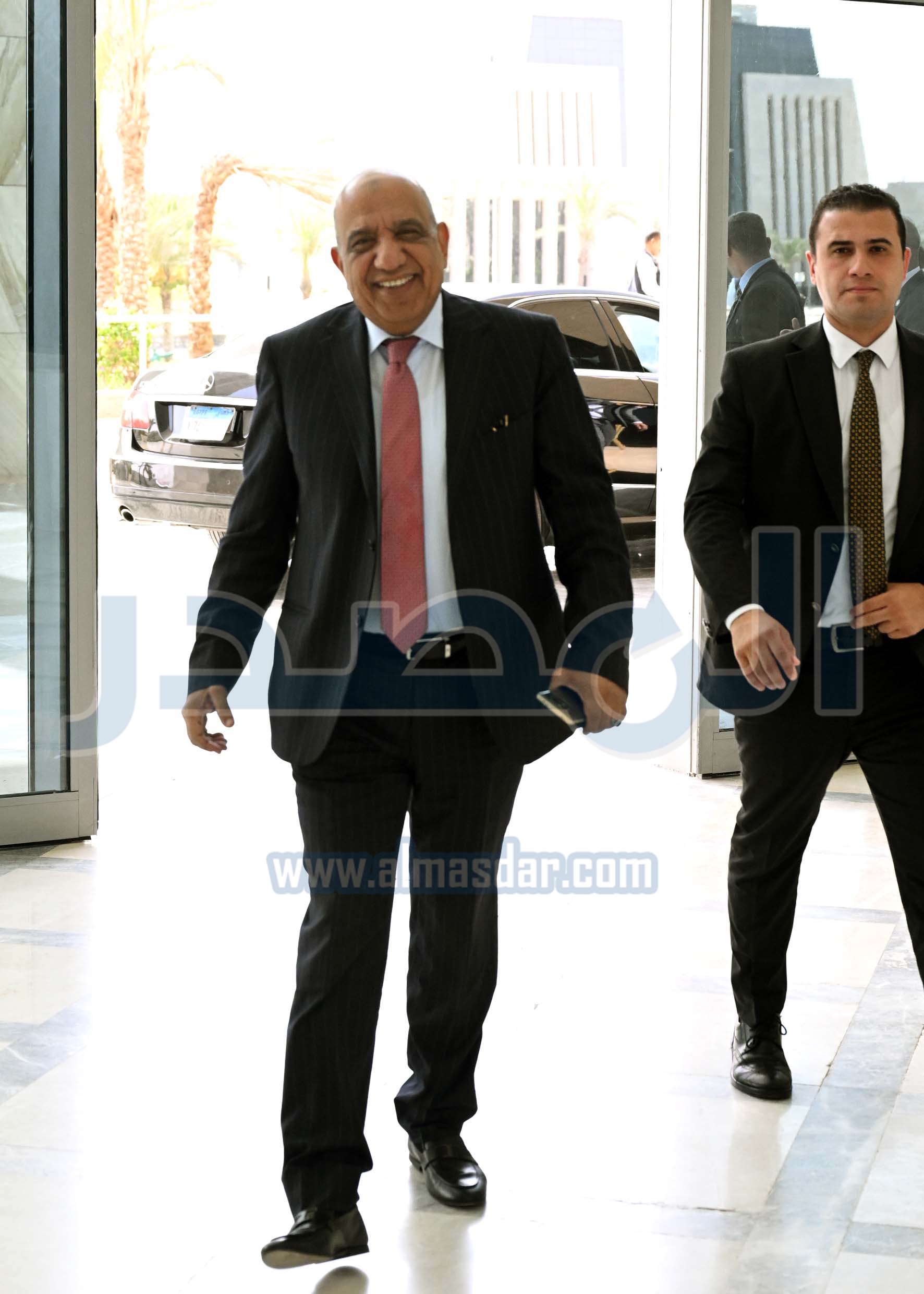 الحكومة تبدأ أول اجتماعاتها لمتابعة حل مشكلة الكهرباء