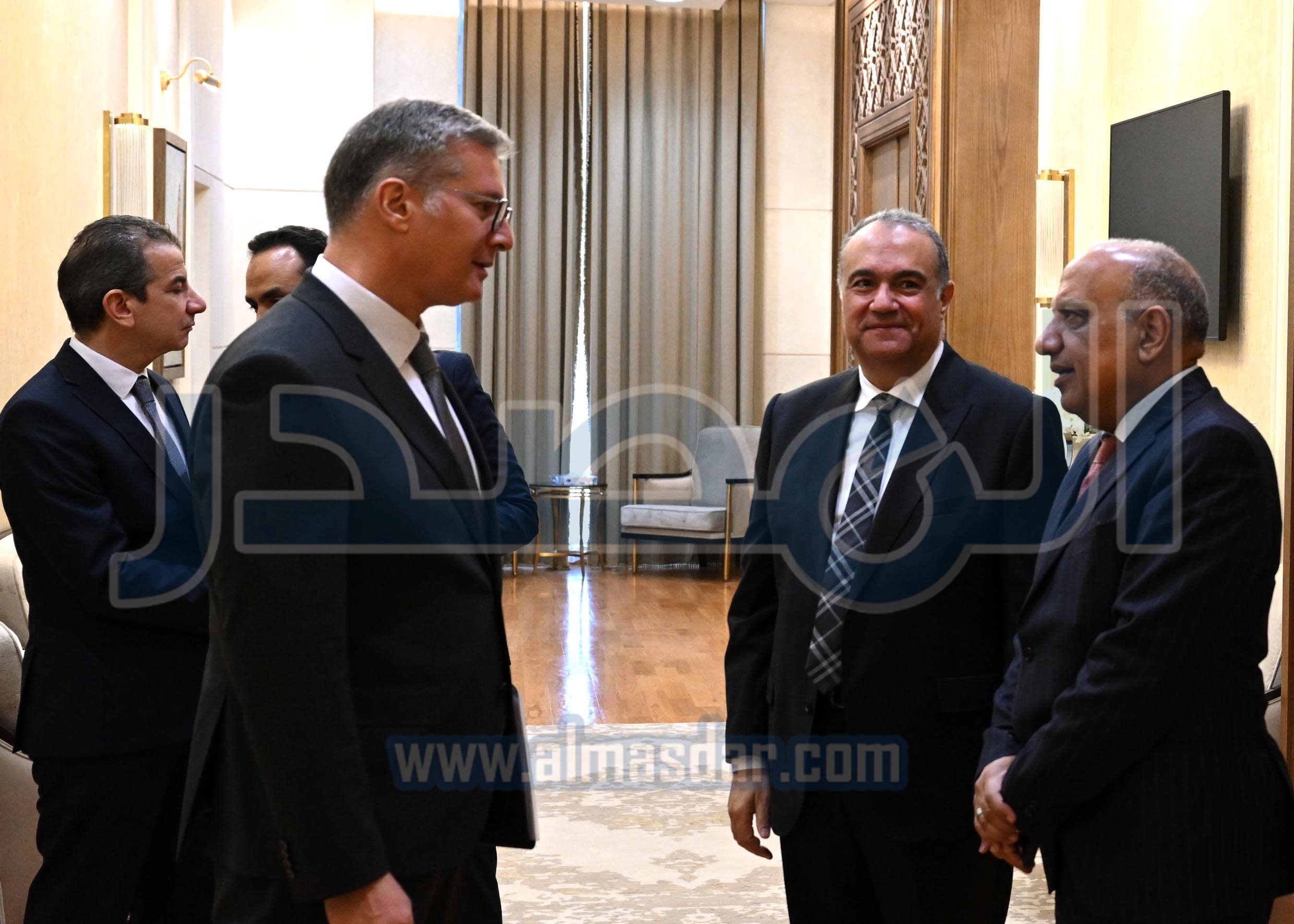 الحكومة تبدأ أول اجتماعاتها لمتابعة حل مشكلة الكهرباء
