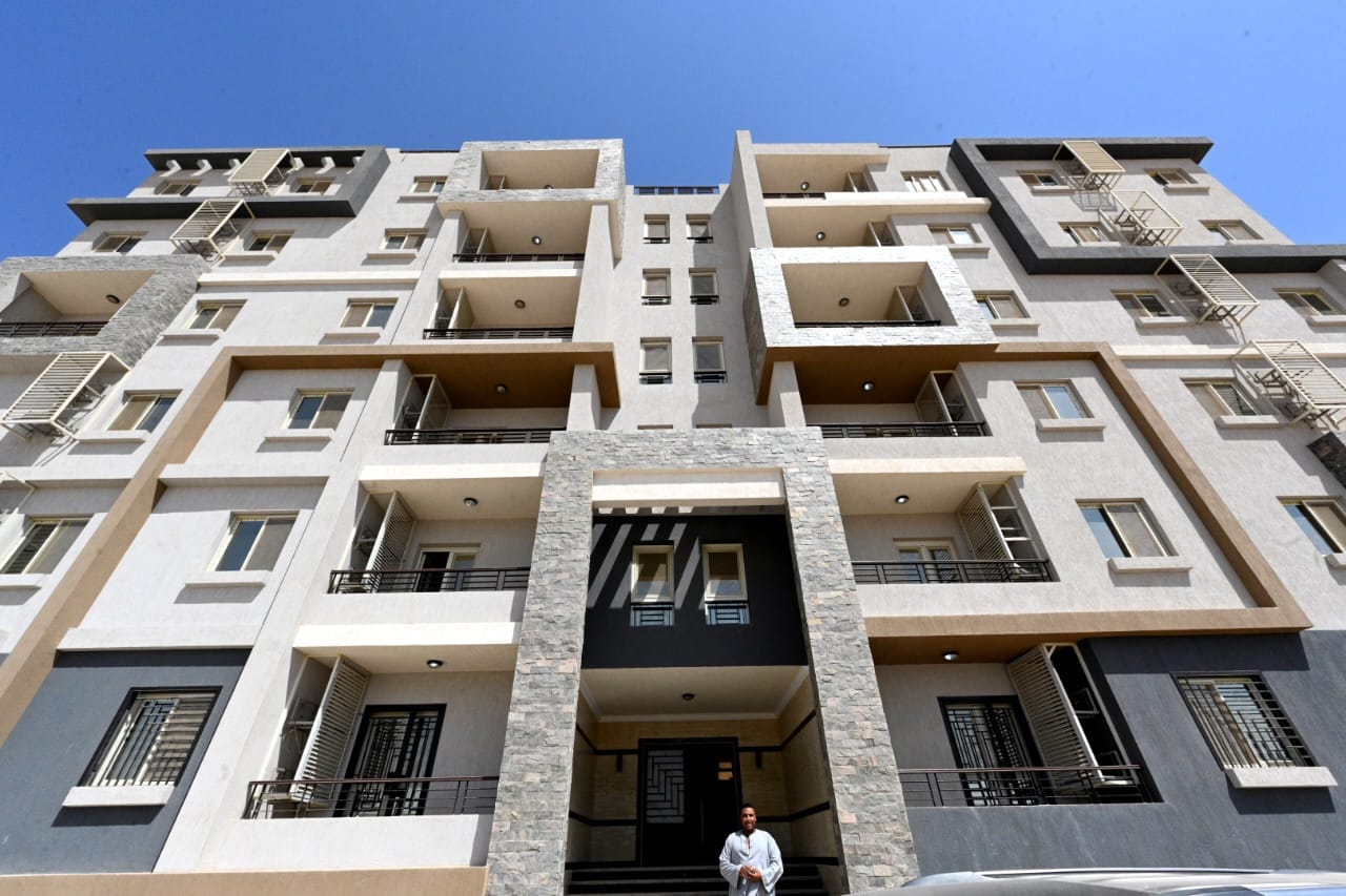 وزير الإسكان يتفقد وحدات سكن لكل المصريين