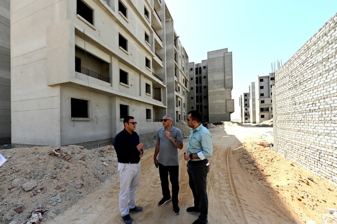 وزير الإسكان يتفقد وحدات سكن لكل المصريين