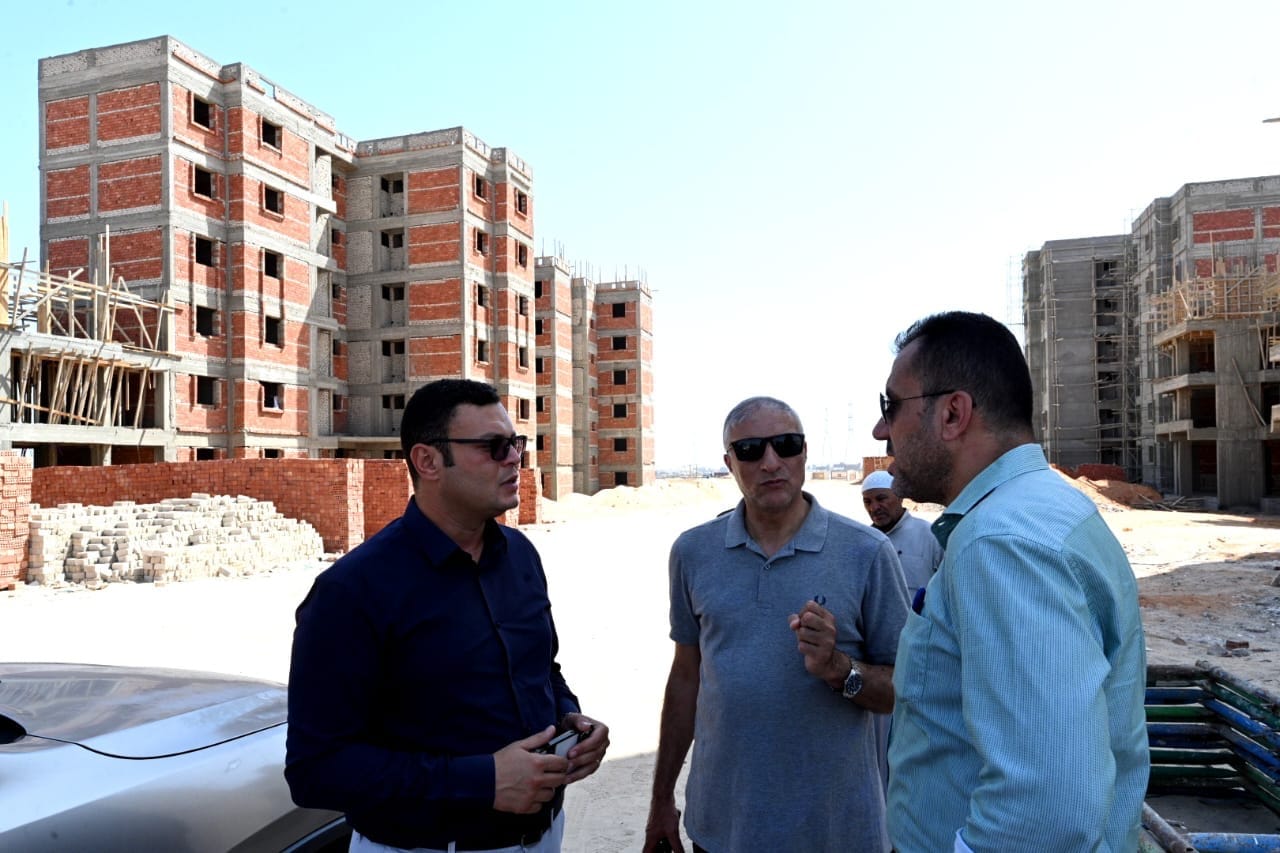 وزير الإسكان يتفقد وحدات سكن لكل المصريين