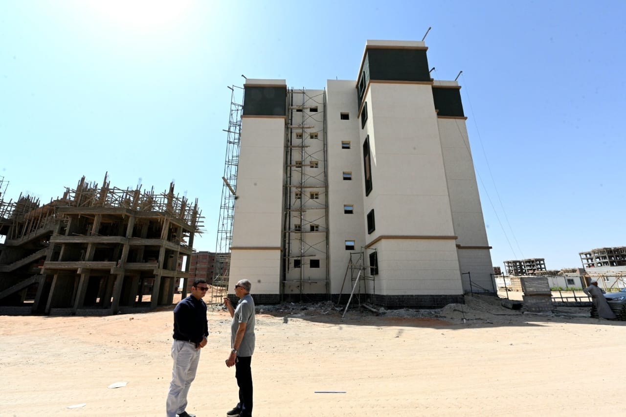 وزير الإسكان يتفقد وحدات سكن لكل المصريين