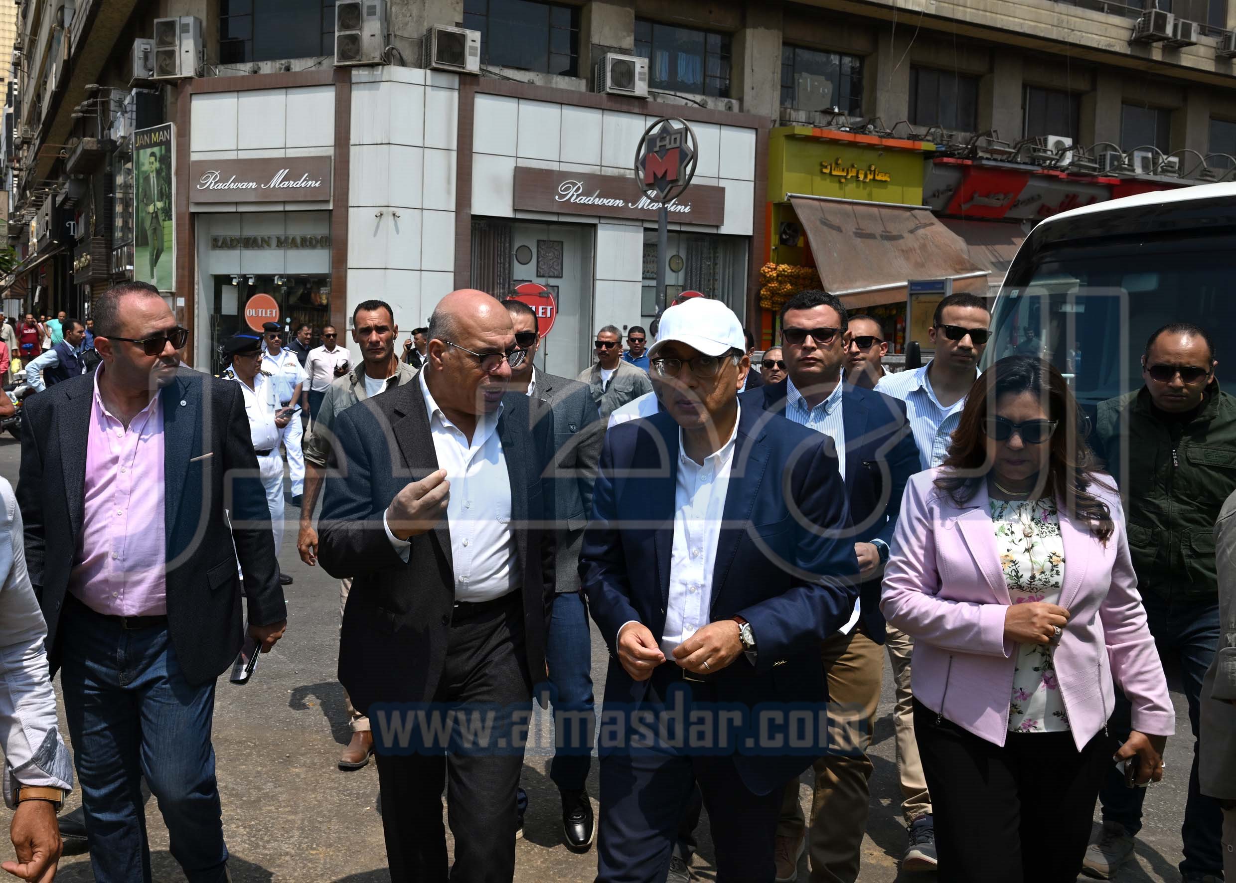 رئيس الوزراء يتفقد مشروع إعادة إحياء حديقة الأزبكية التراثية
