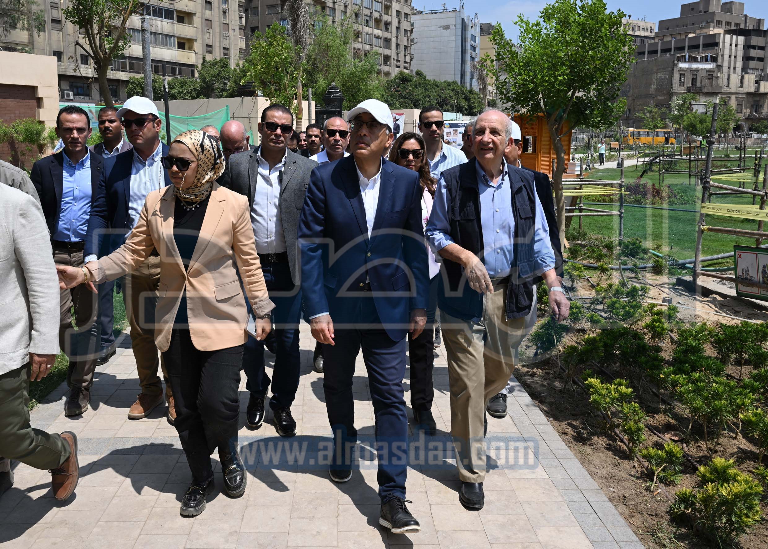 رئيس الوزراء يتفقد مشروع إعادة إحياء حديقة الأزبكية التراثية