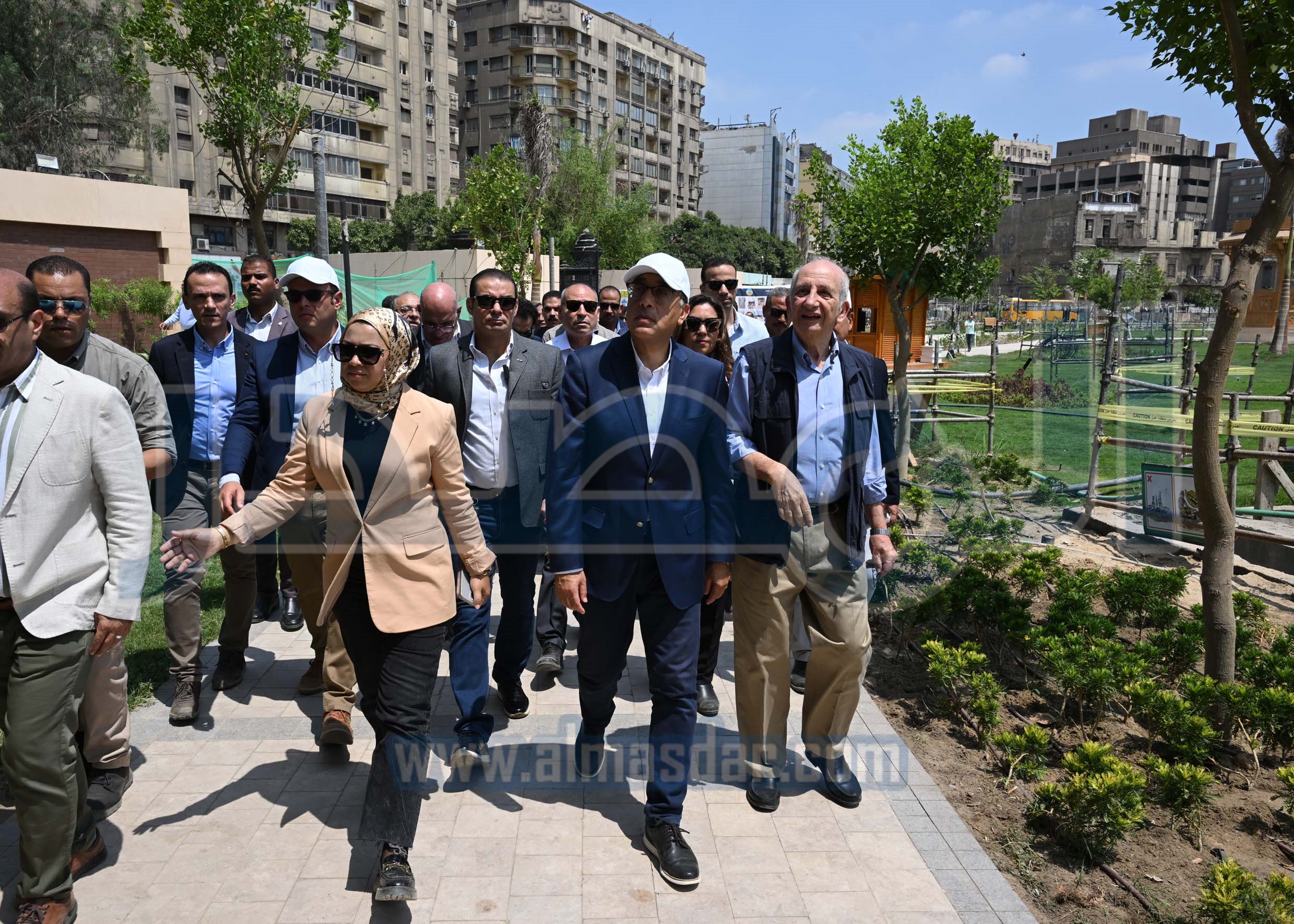 رئيس الوزراء يتفقد مشروع إعادة إحياء حديقة الأزبكية التراثية