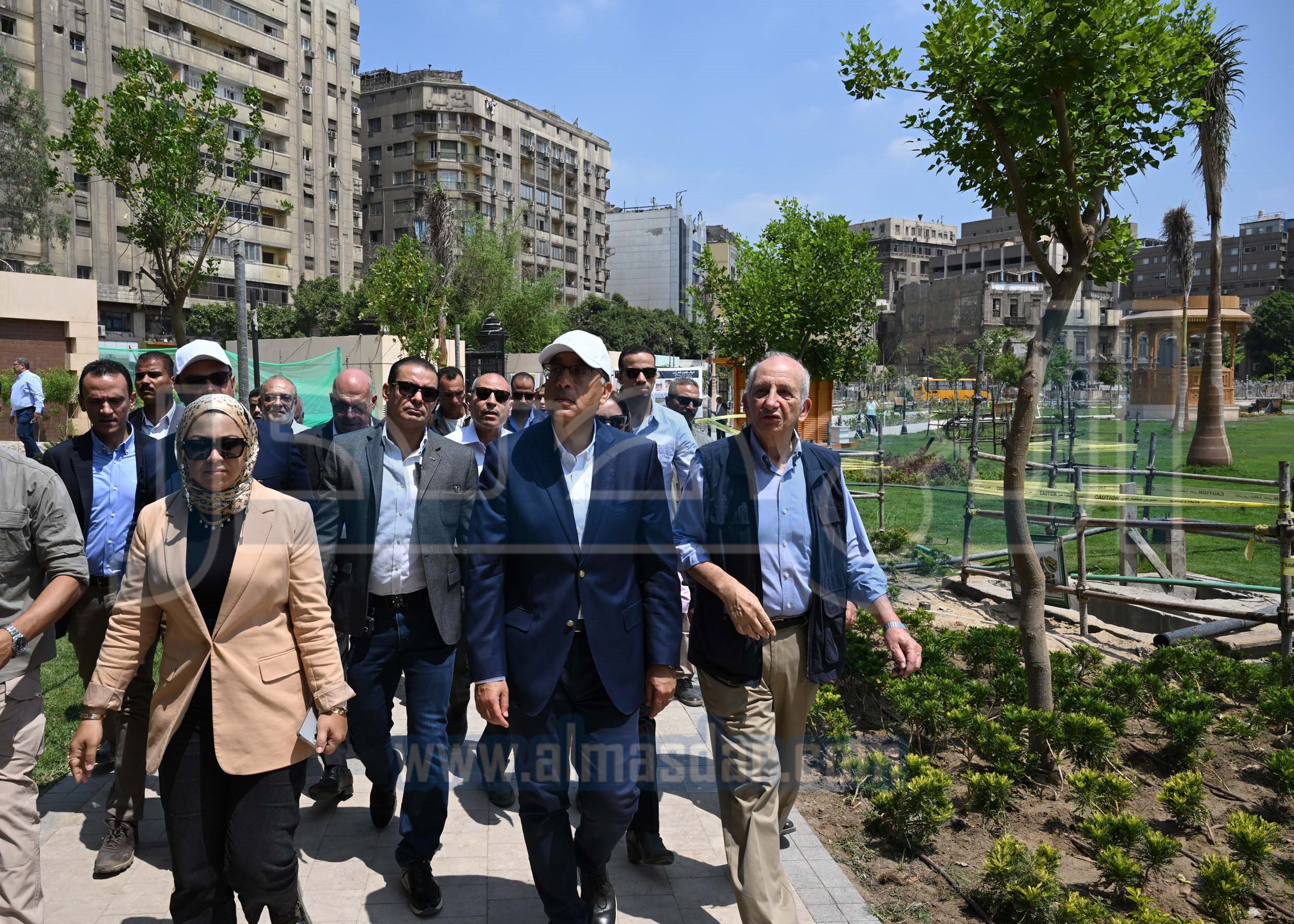 رئيس الوزراء يتفقد مشروع إعادة إحياء حديقة الأزبكية التراثية