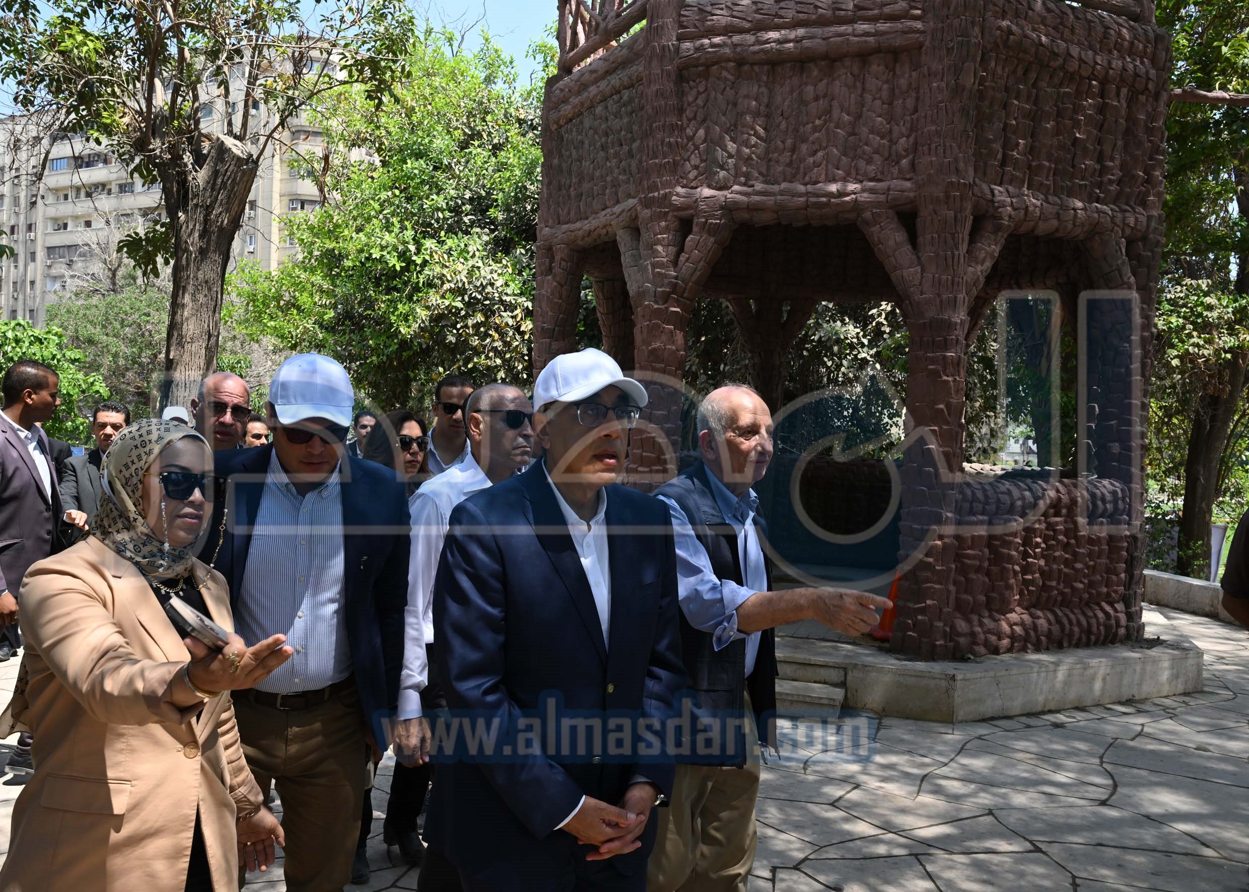 رئيس الوزراء يتفقد مشروع إعادة إحياء حديقة الأزبكية التراثية