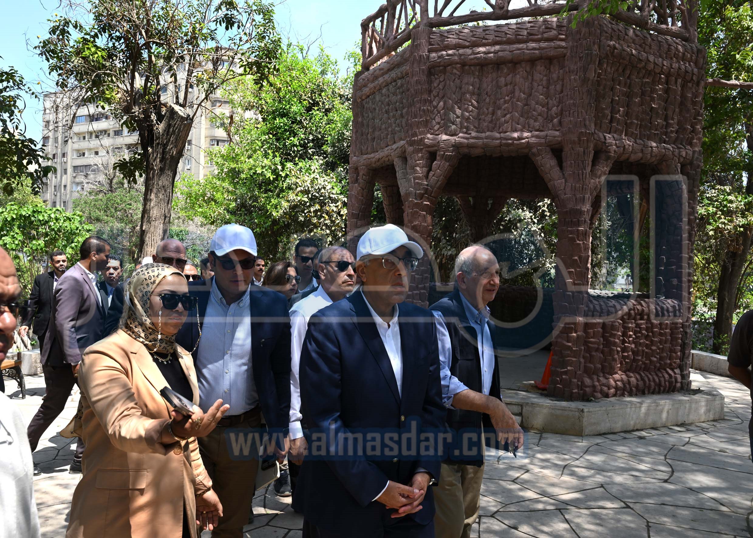 رئيس الوزراء يتفقد مشروع إعادة إحياء حديقة الأزبكية التراثية