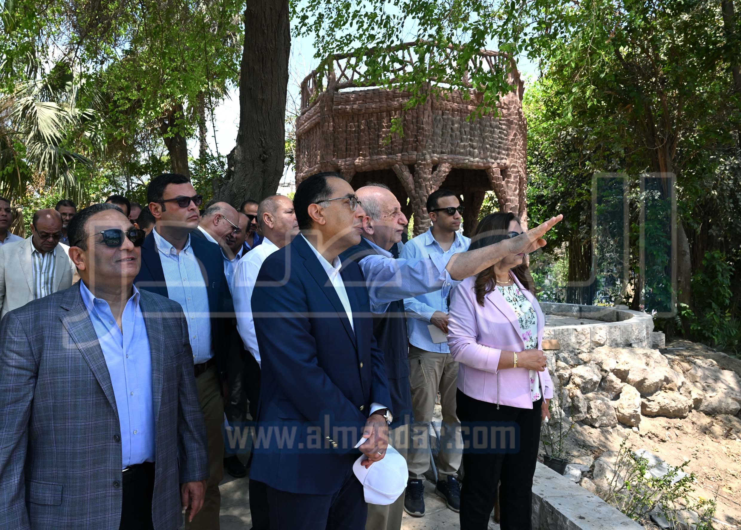 رئيس الوزراء يتفقد مشروع إعادة إحياء حديقة الأزبكية التراثية