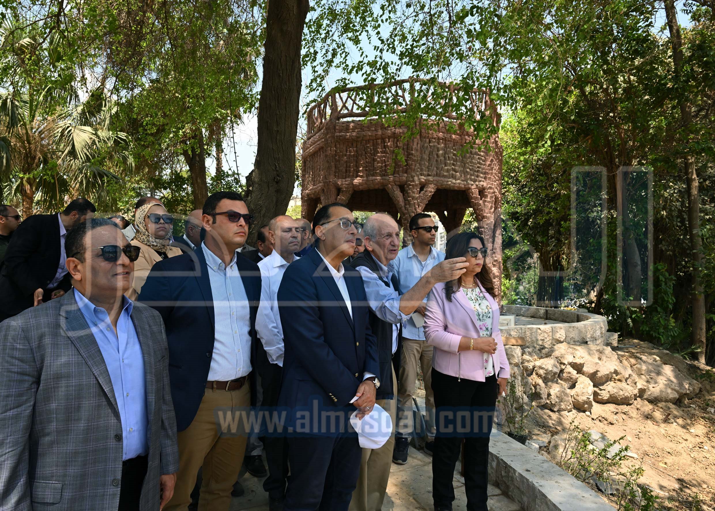 رئيس الوزراء يتفقد مشروع إعادة إحياء حديقة الأزبكية التراثية