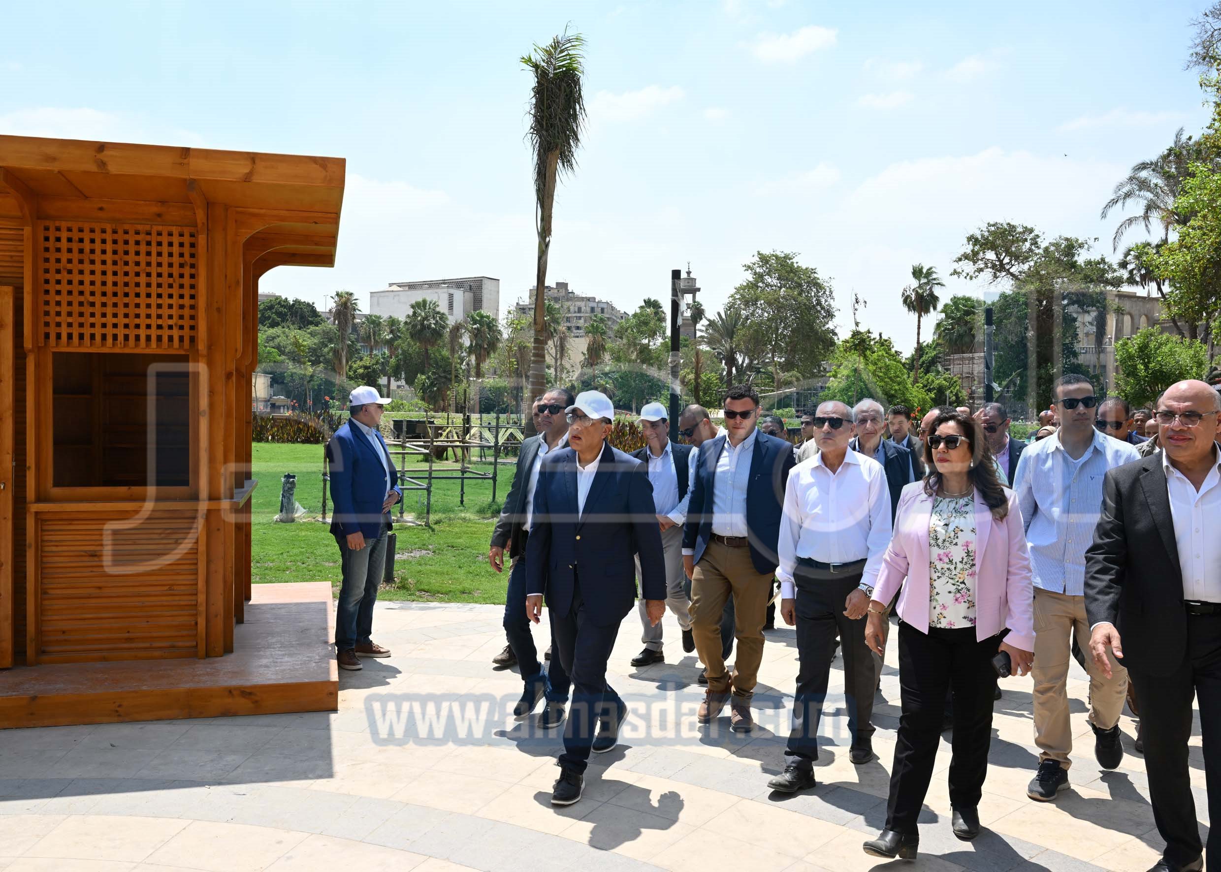 رئيس الوزراء يتفقد مشروع إعادة إحياء حديقة الأزبكية التراثية